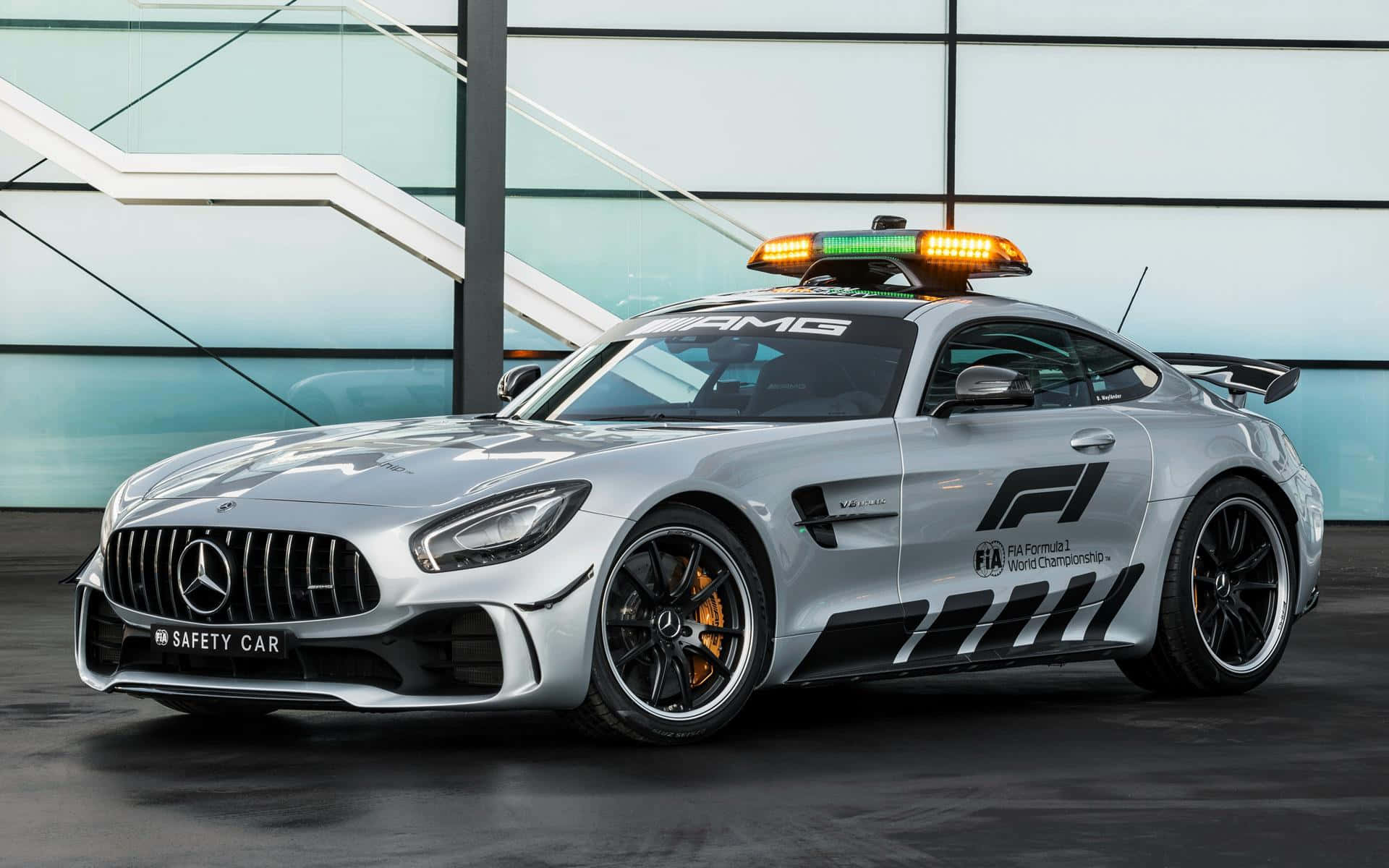 El auto de seguridad liderando la carrera a velocidad en la pista Fondos de pantalla
