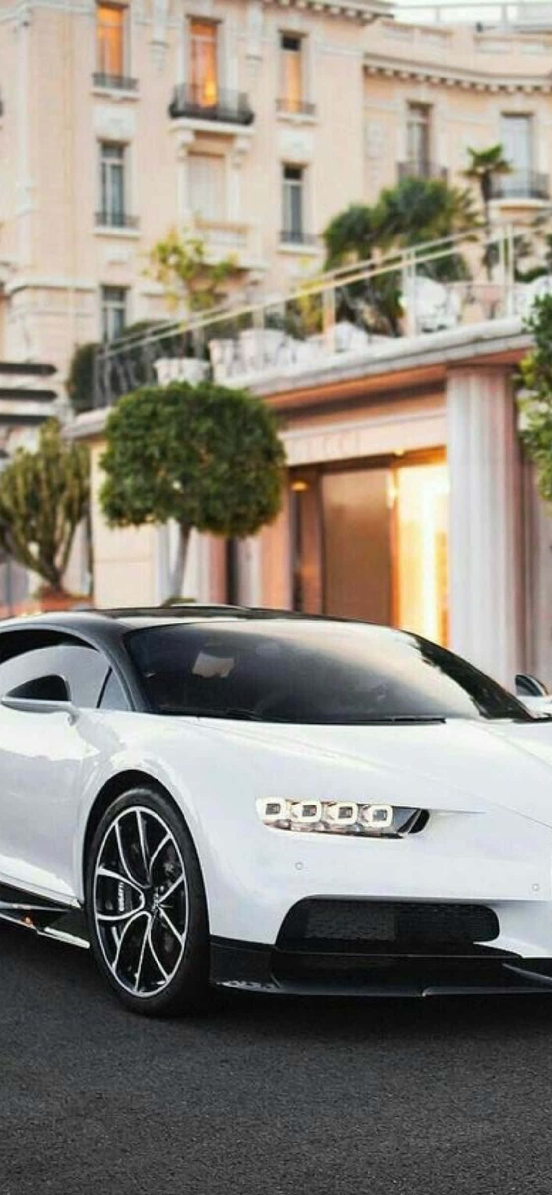 el bugatti chiron blanco está estacionado frente a un edificio Fondos de pantalla