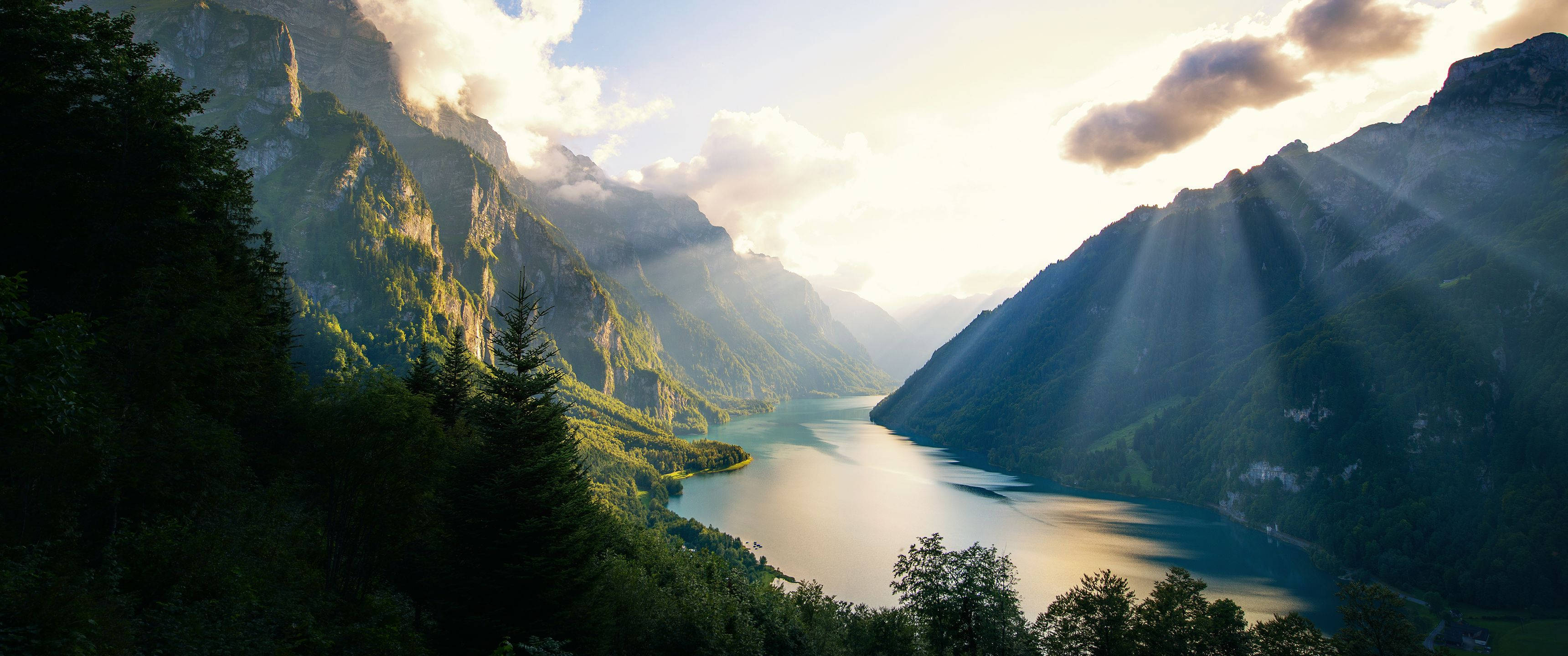 El cantón de Glarus, Suiza, enmarcado en un espectacular paisaje montañoso Fondos de pantalla