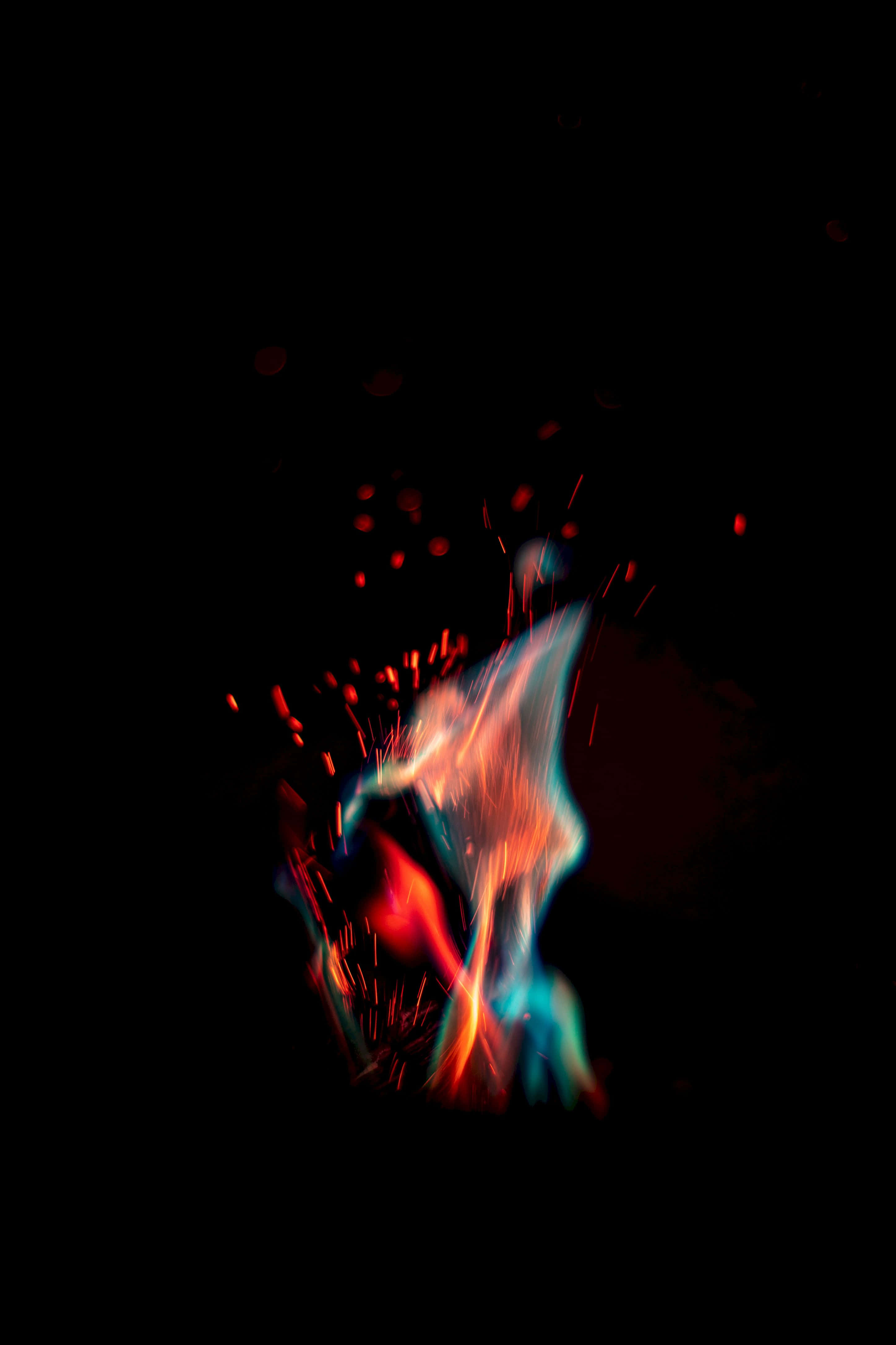 El Contraste del Fuego Rojo y Azul Fondos de pantalla