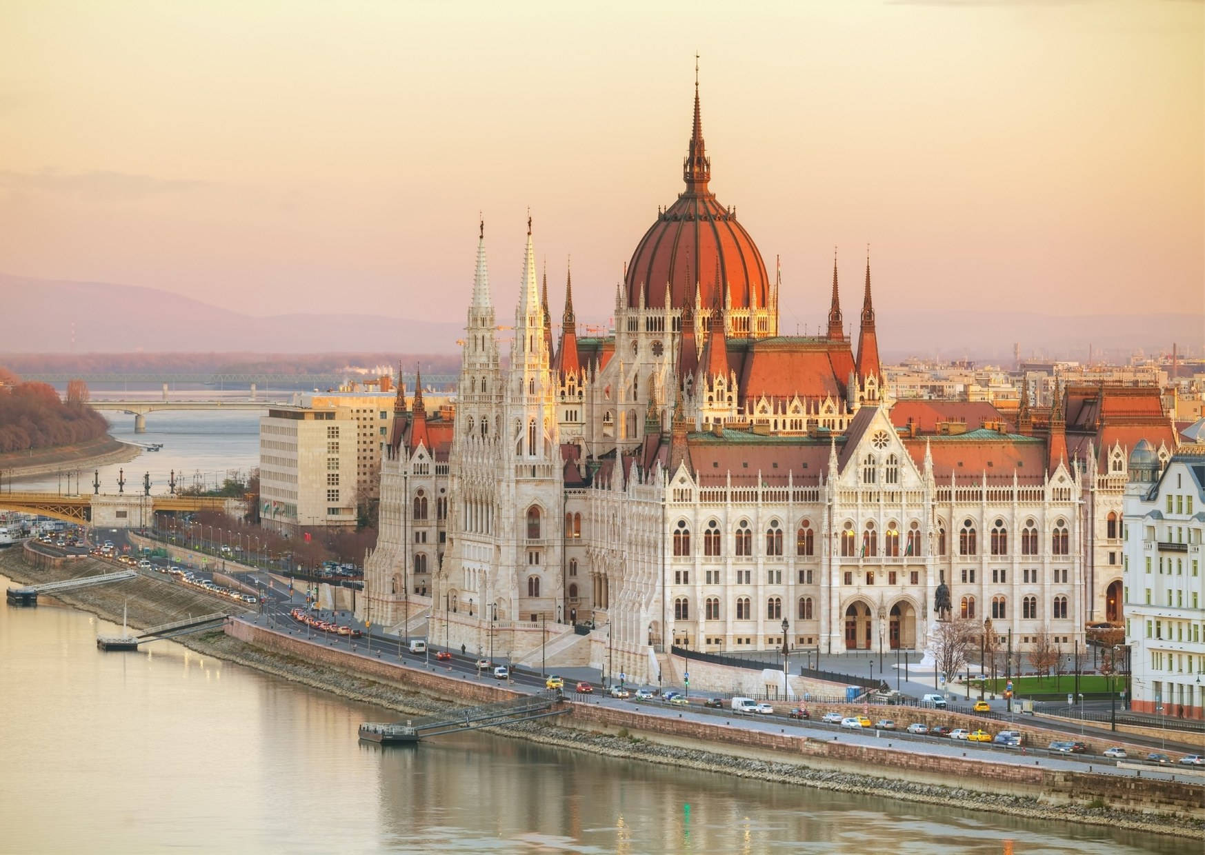 El edificio del parlamento de Hungría visto desde el río Fondos de pantalla