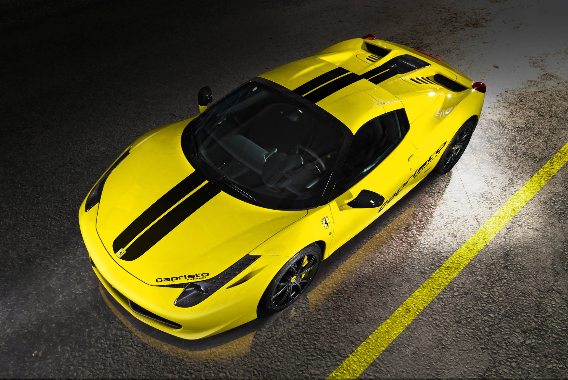 Fondo de pantalla de la variante deportiva Ferrari 458 Spider amarillo.