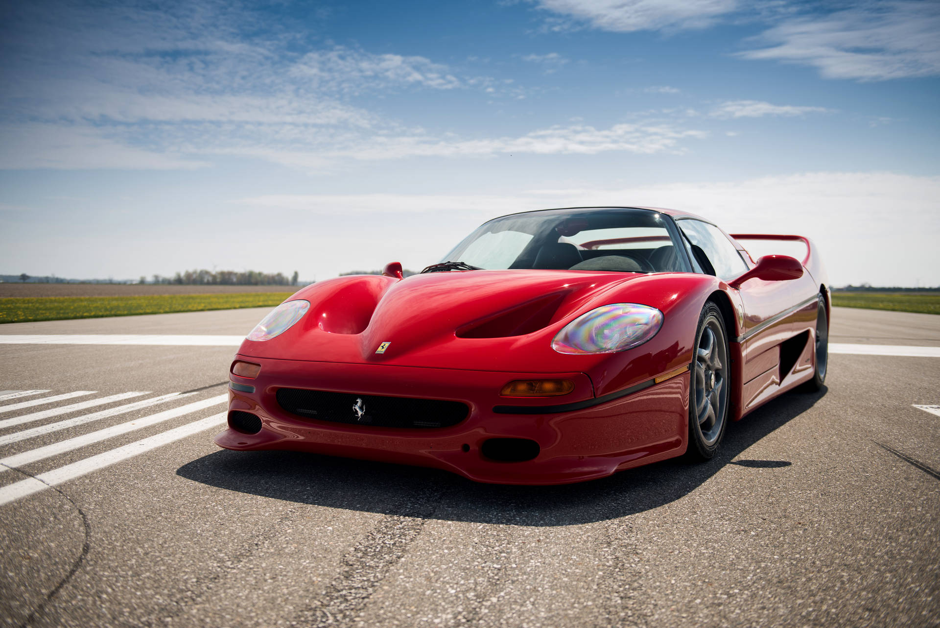 Fondo de pantalla del Ferrari F50 rojo en una marca de paso peatonal.