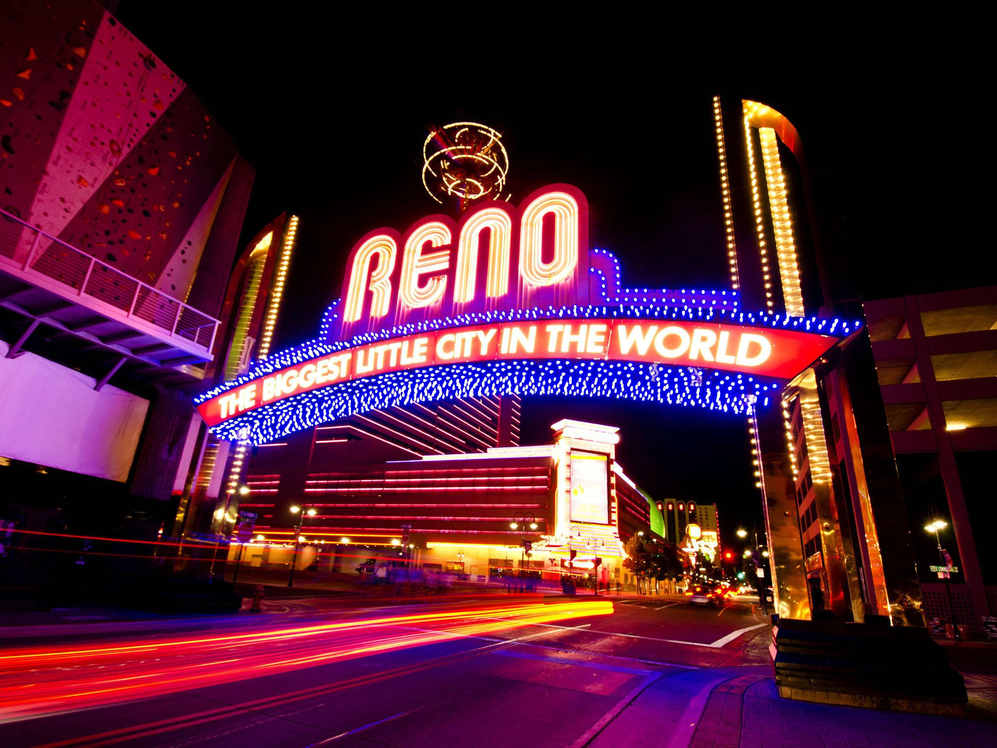 El icónico Arco de Reno se alza orgulloso sobre el paisaje urbano. Fondos de pantalla