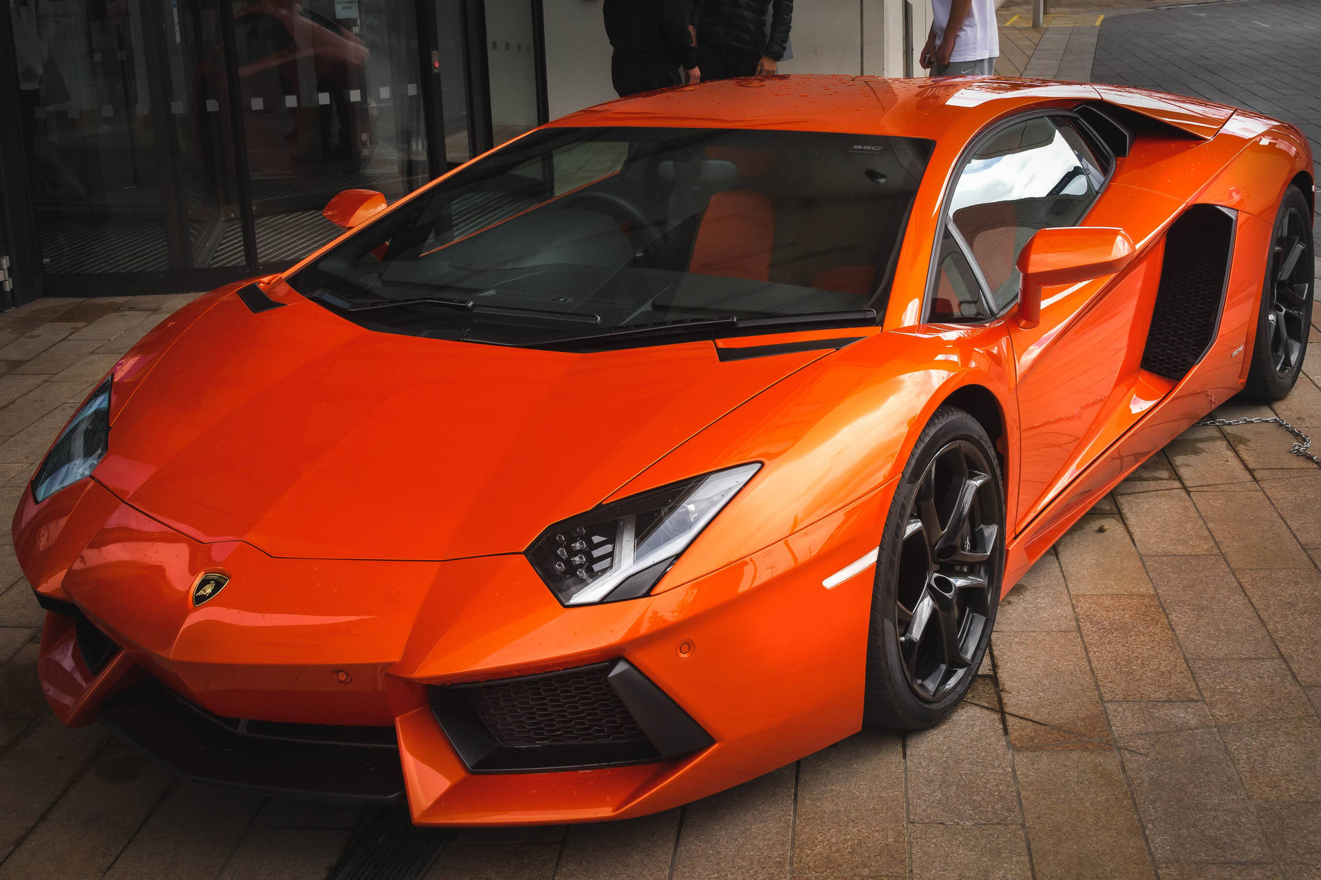 Fondo de pantalla del Lamborghini Aventador naranja frontal y lateral.