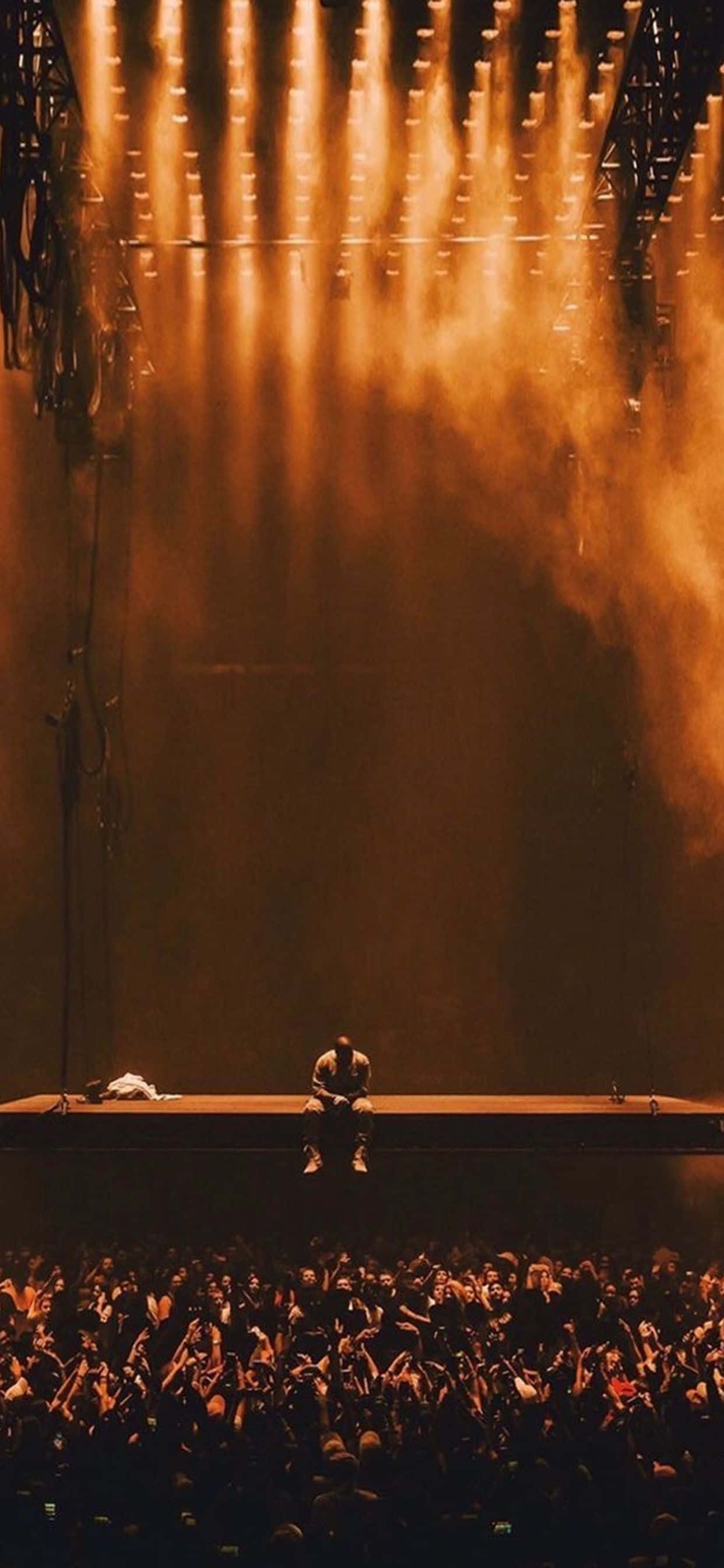 El Icónico Rapero Kanye West en una Pose Reflexiva Fondos de pantalla