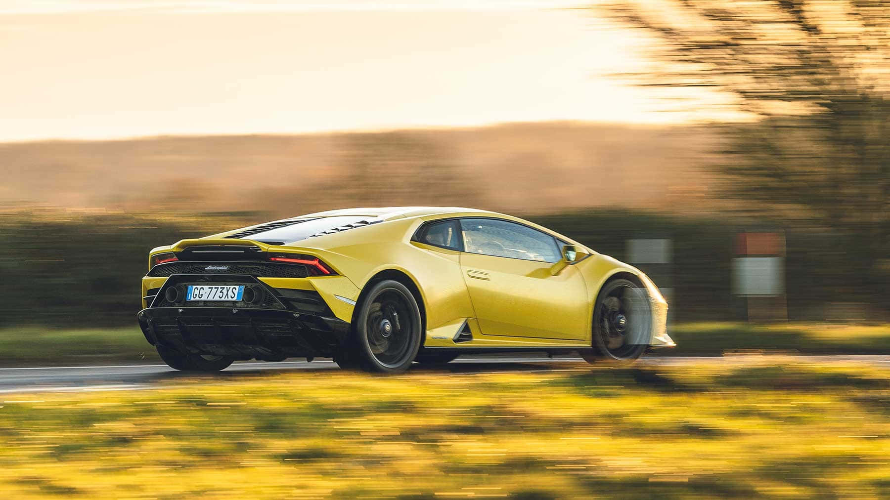 El Lamborghini Huracán circula por una carretera rural Fondos de pantalla
