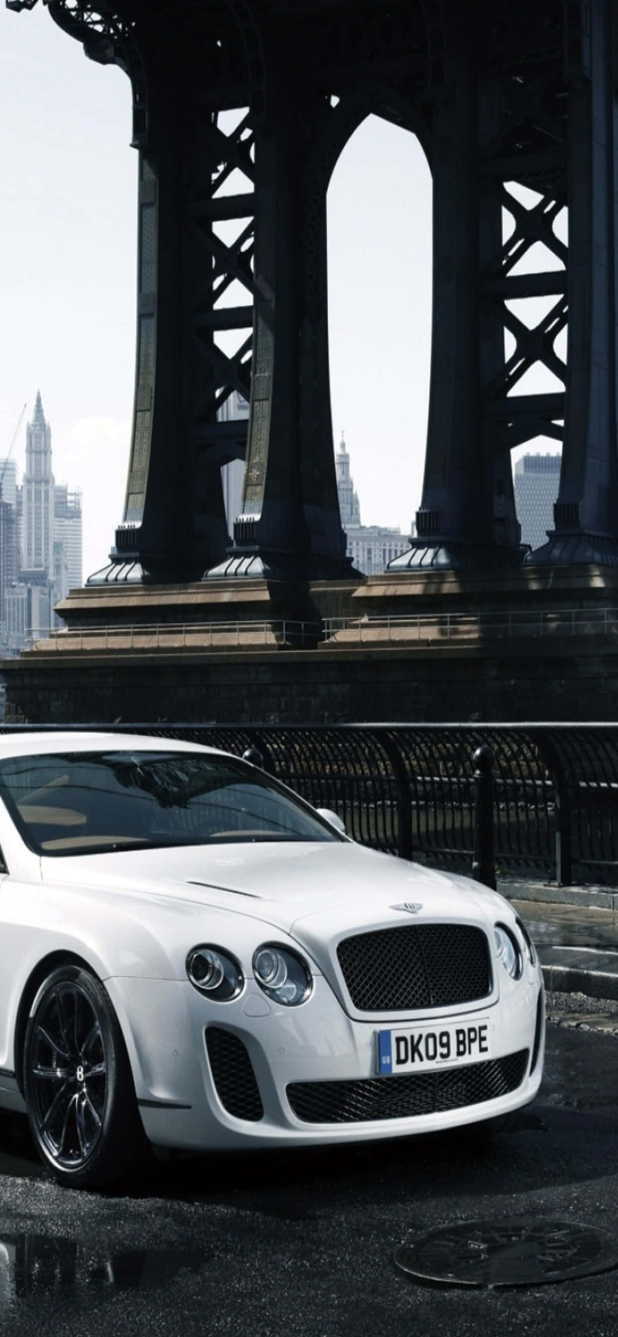 El lujo se encuentra con la tecnología en esta foto de un Bentley y un iPhone Xs Max. Fondos de pantalla