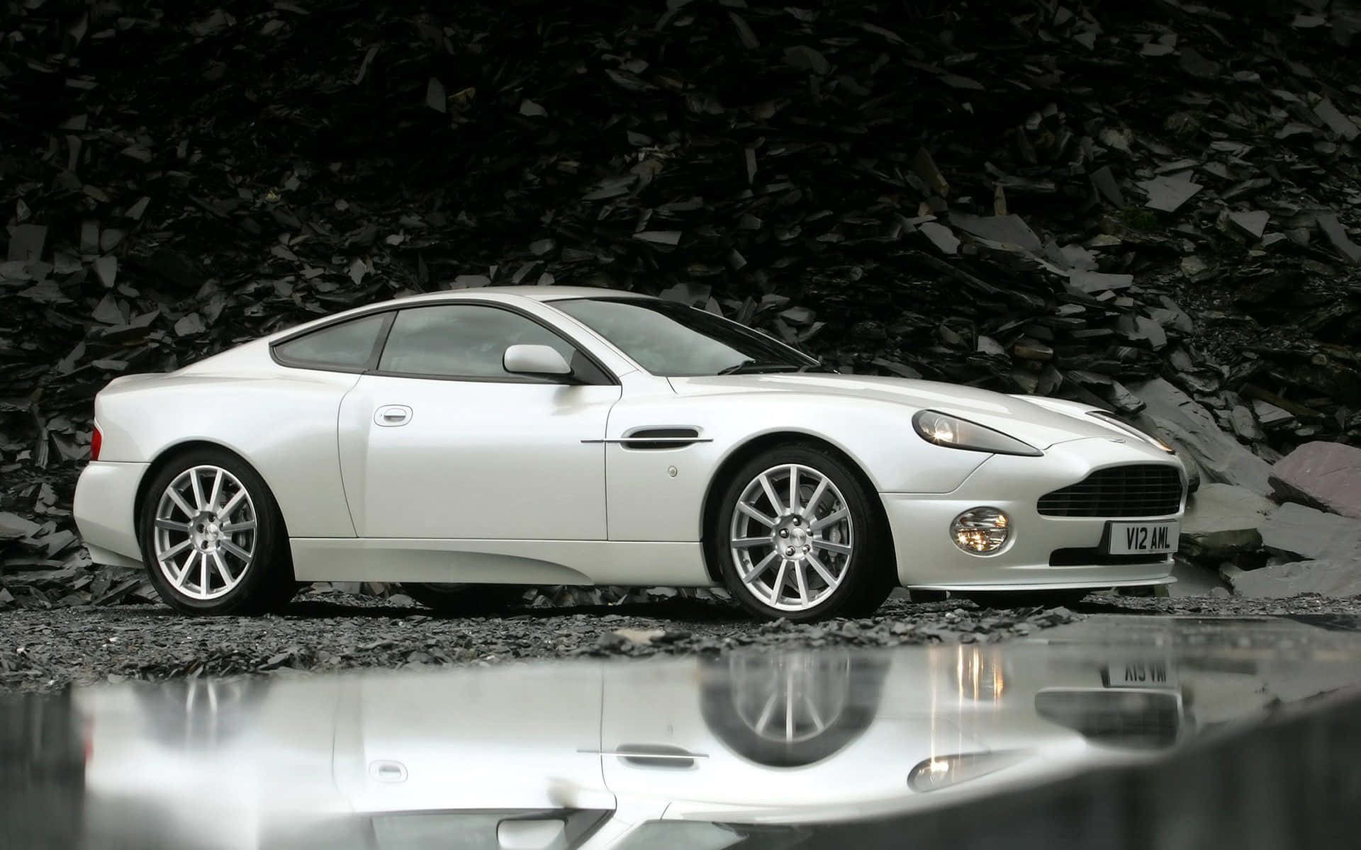 El Lujoso y Potente Aston Martin Vanquish Fondos de pantalla