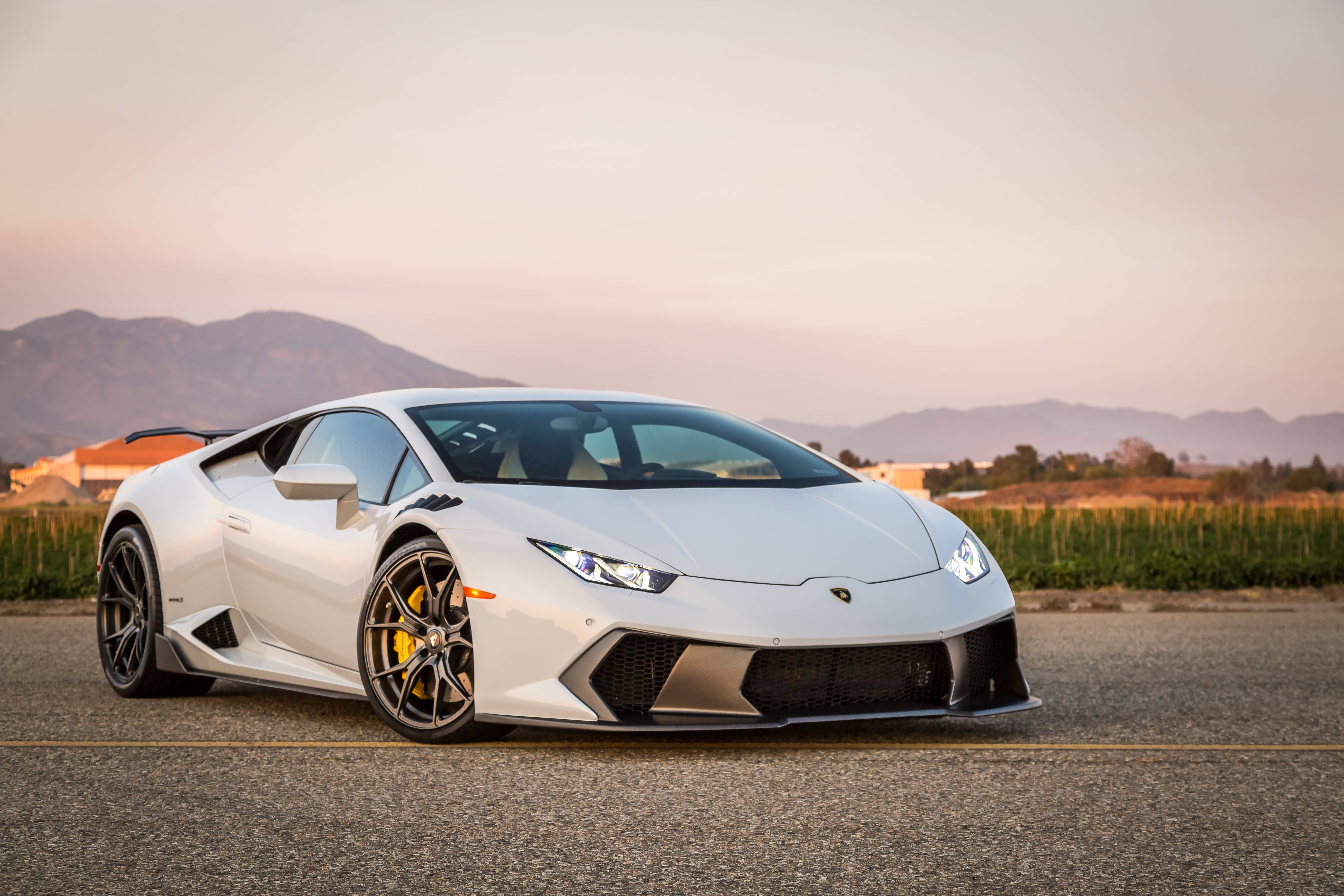 El majestuoso Lamborghini Huracán blanco al atardecer Fondos de pantalla
