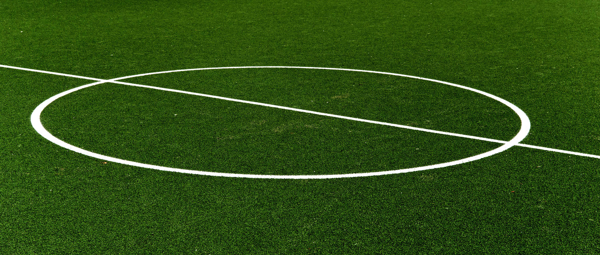 Fondo de pantalla panorámico de la marca blanca del círculo central del campo de fútbol.