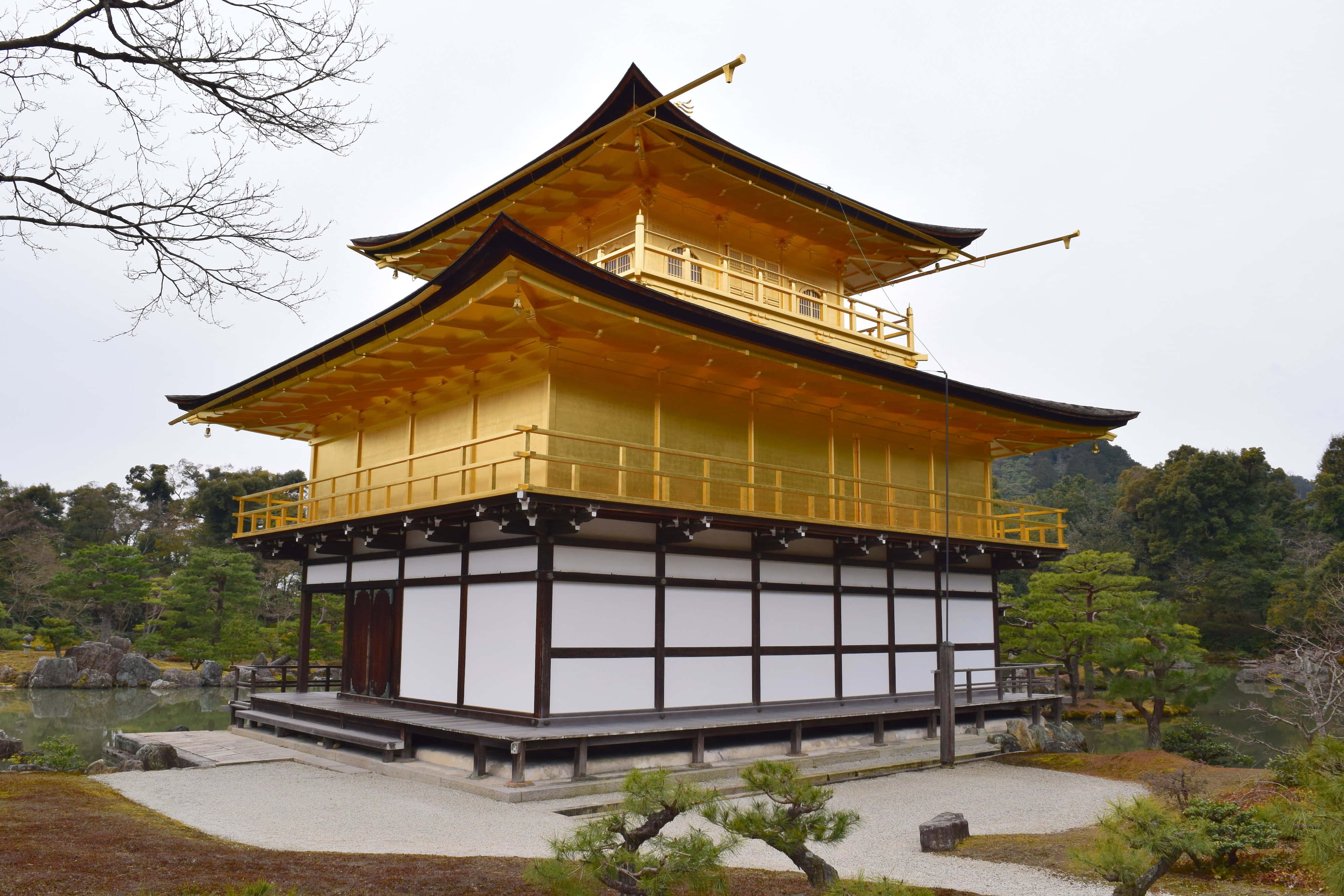 El Pabellón Dorado Iluminado de Japón al Atardecer Fondos de pantalla