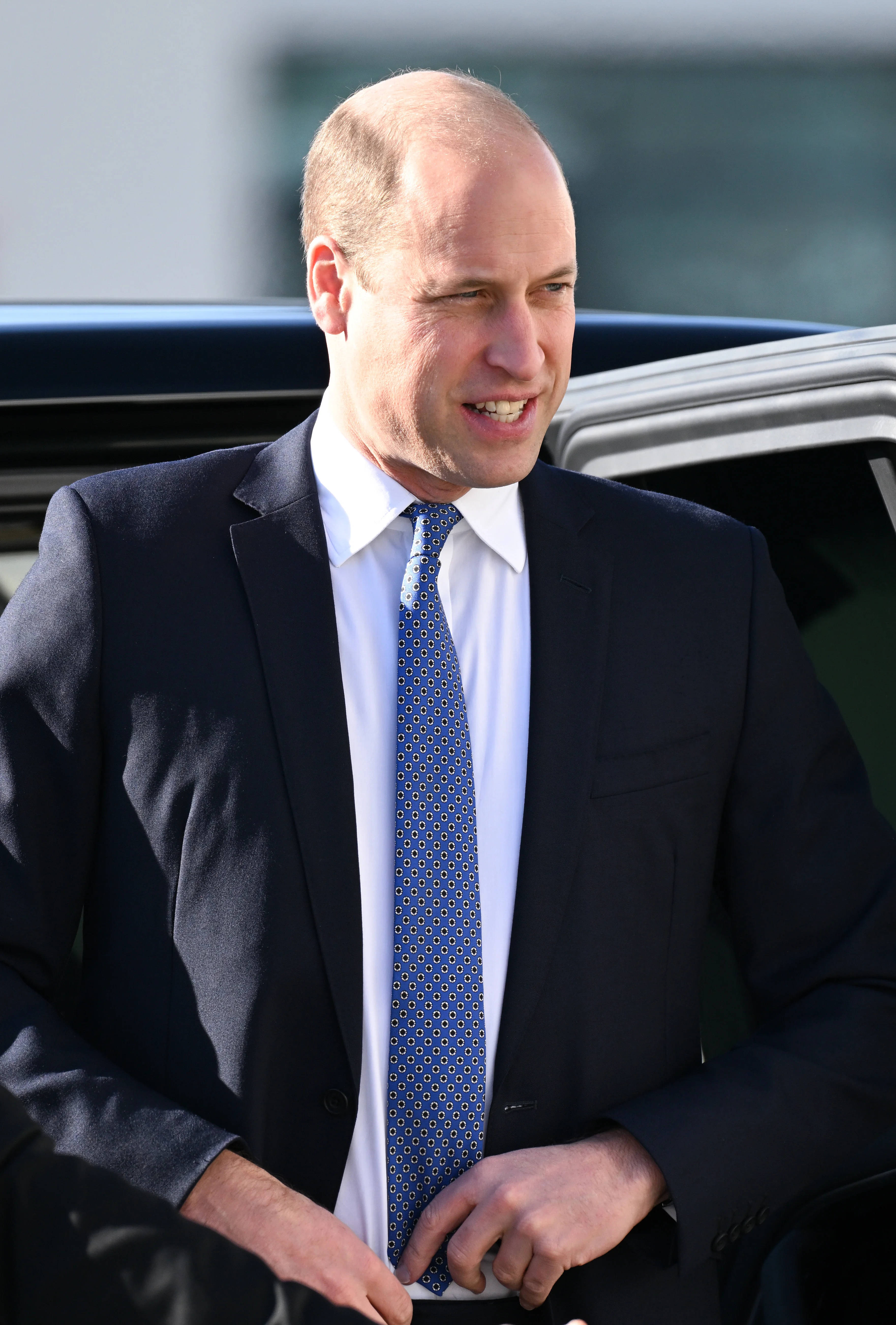 El Príncipe William Ajustando su Corbata Fondos de pantalla