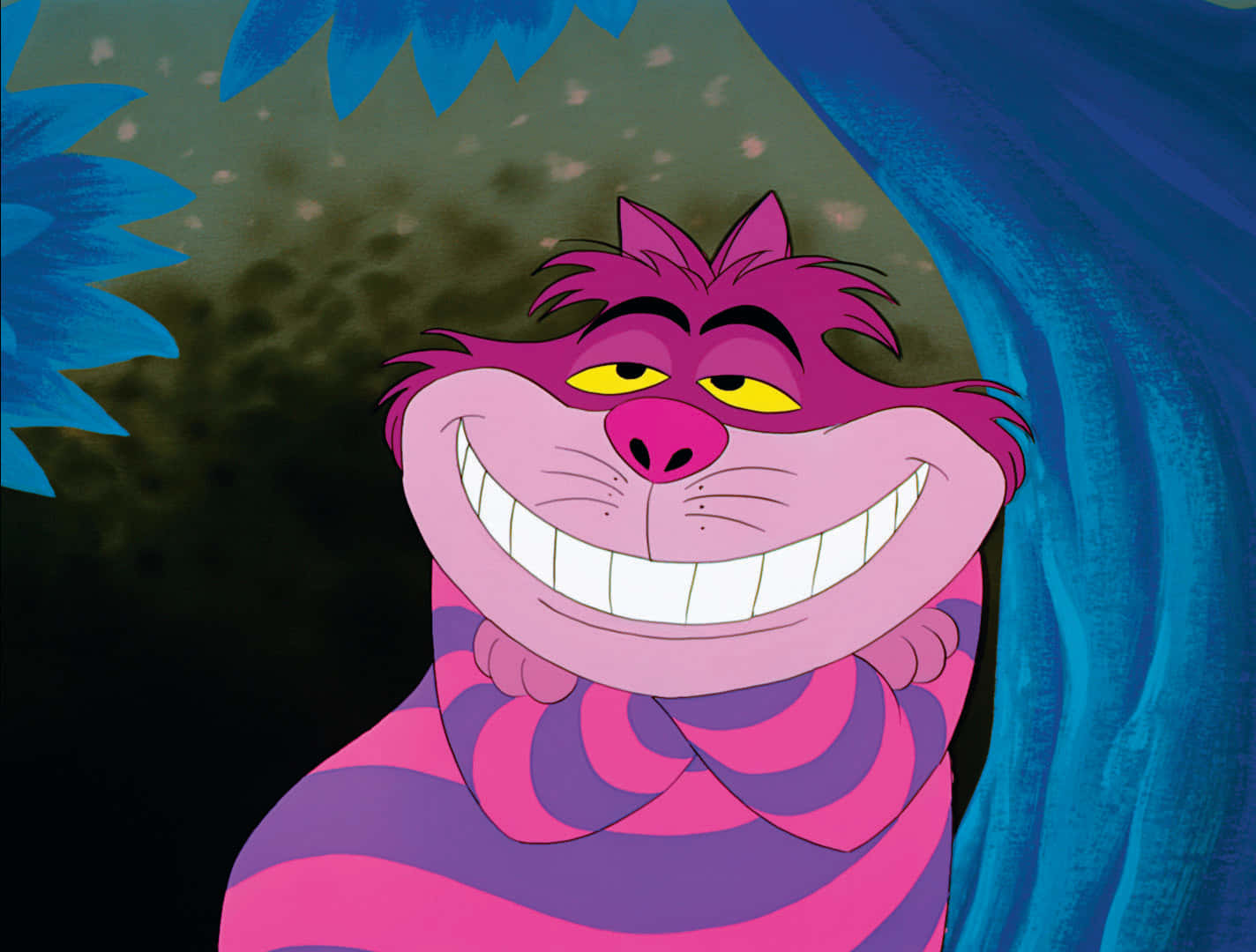 El travieso Gato de Cheshire sonríe desde lo alto de un hongo. Fondos de pantalla