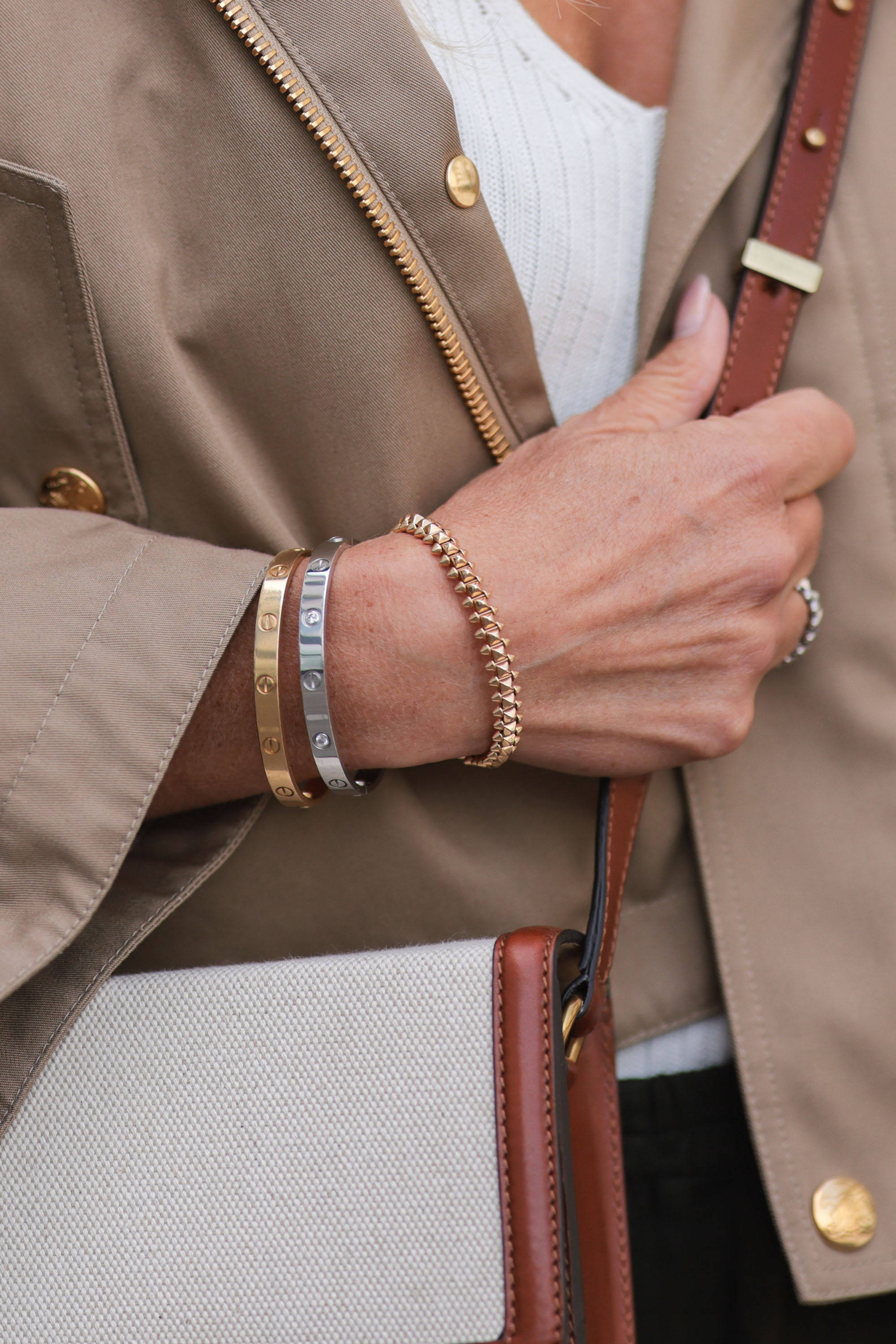 Elegancia Descubierta: Conoce la Radiante Colección de Pulseras Cartier Fondos de pantalla