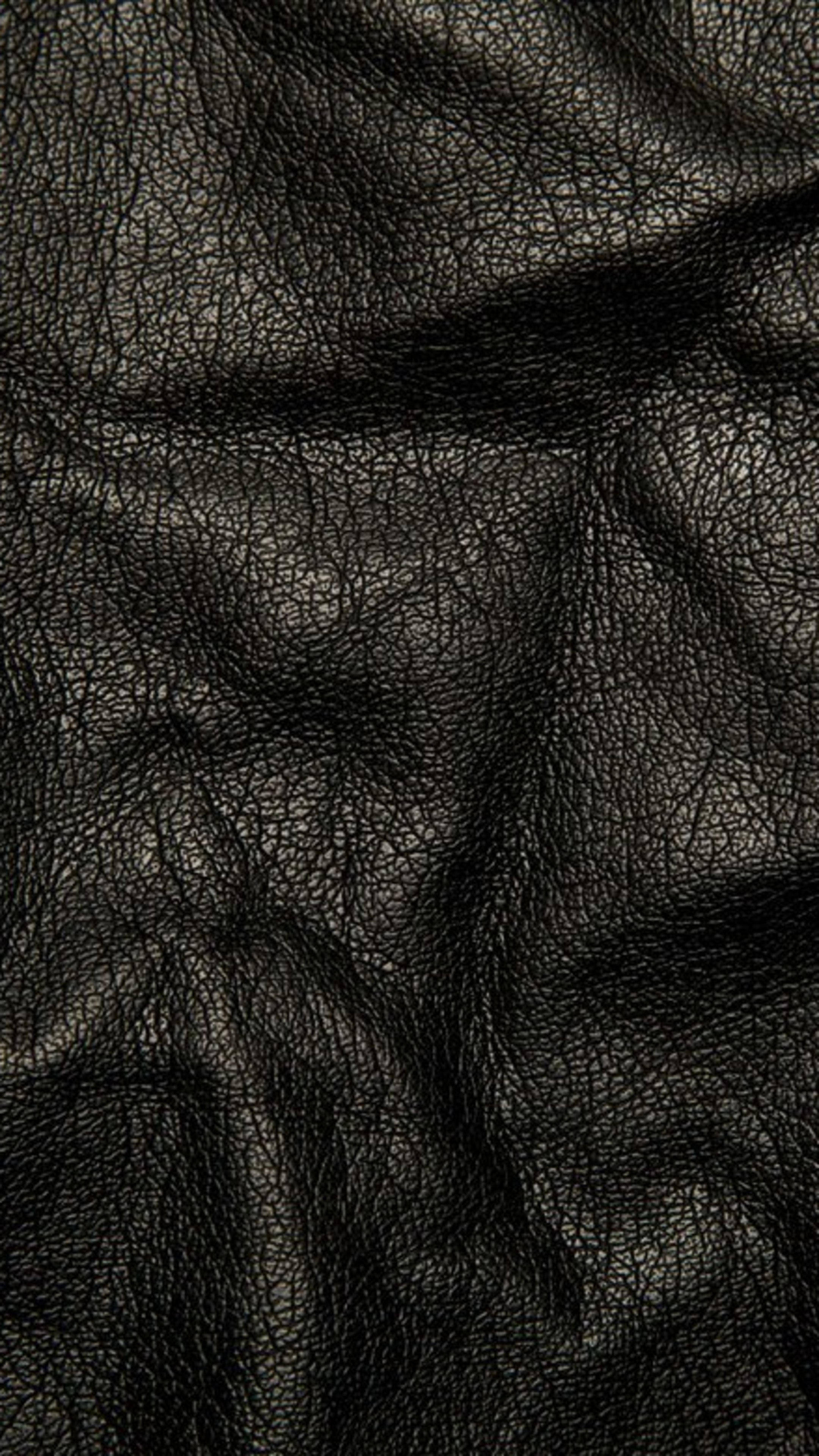 Elegancia Enigmática: Fondo Oscuro de Cuero Arrugado en 4K Ultra HD para Teléfono Fondos de pantalla