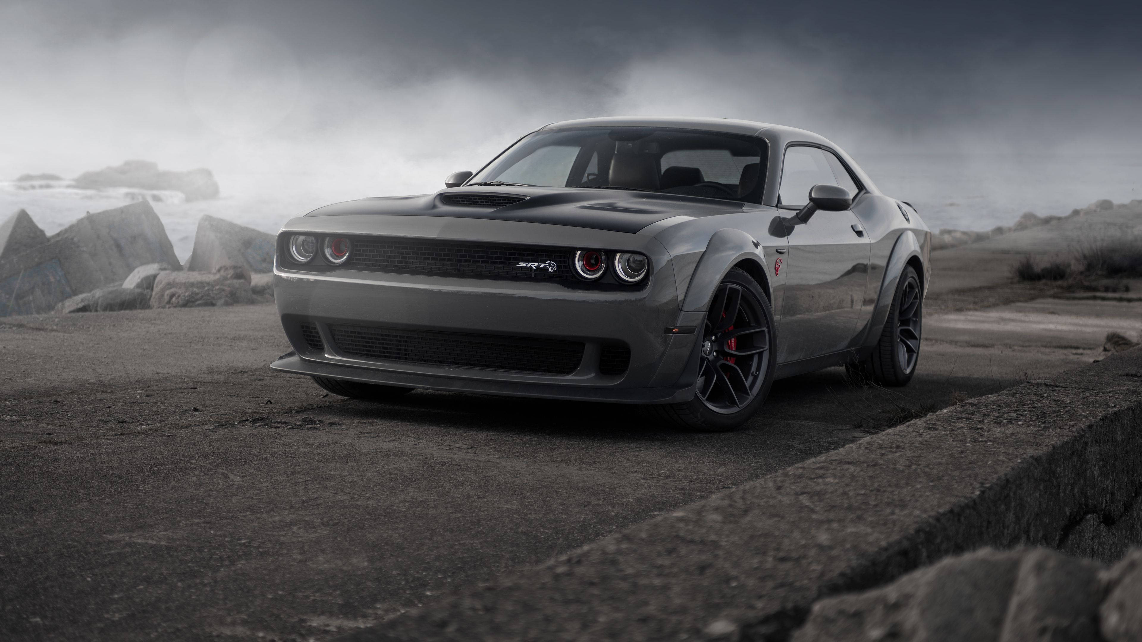Elegancia Poderosa: Dodge Challenger Demon Gris 4K en Carretera de Concreto Fondos de pantalla