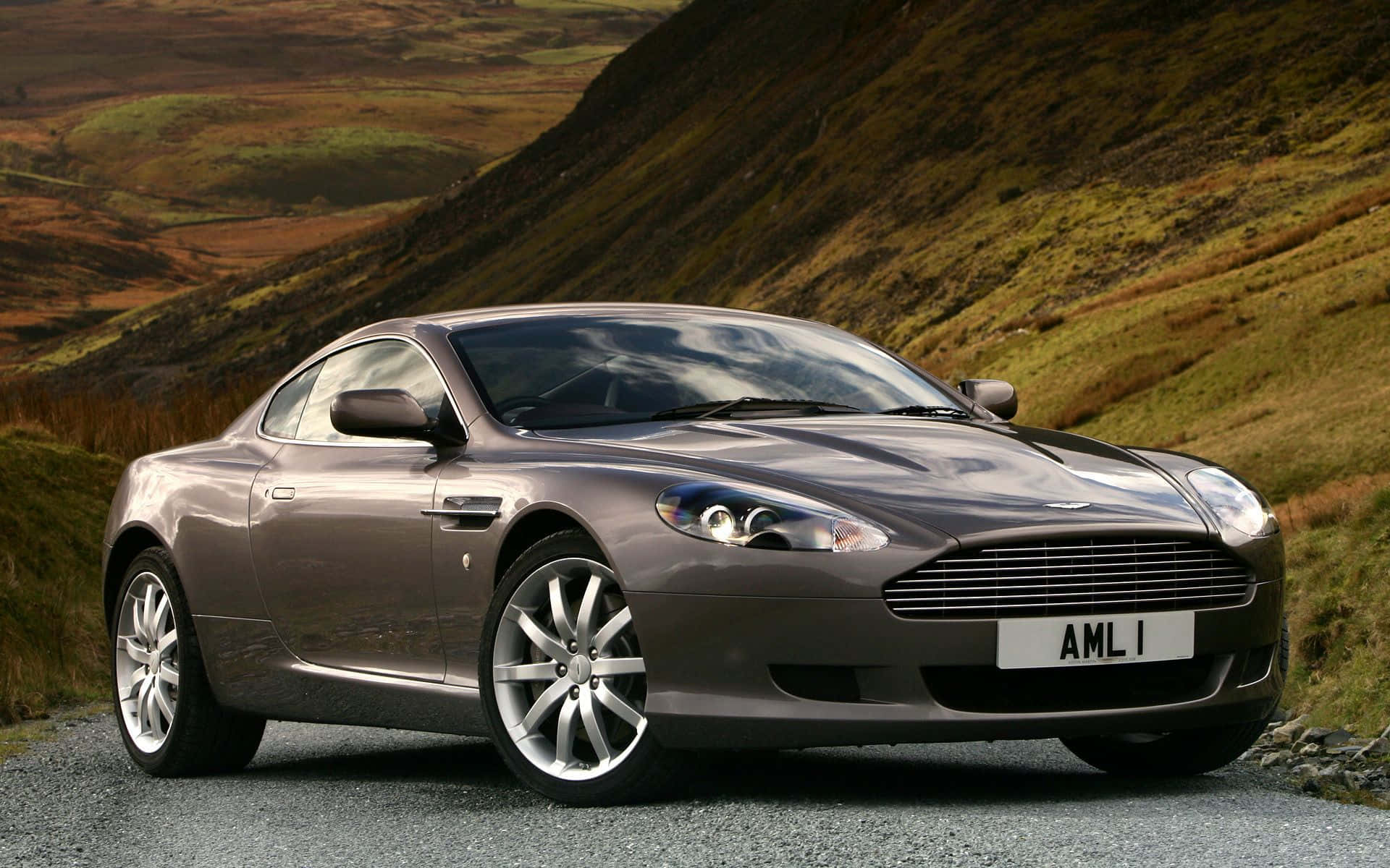 Elegante Aston Martin DB9 en Carretera Abierta Fondos de pantalla