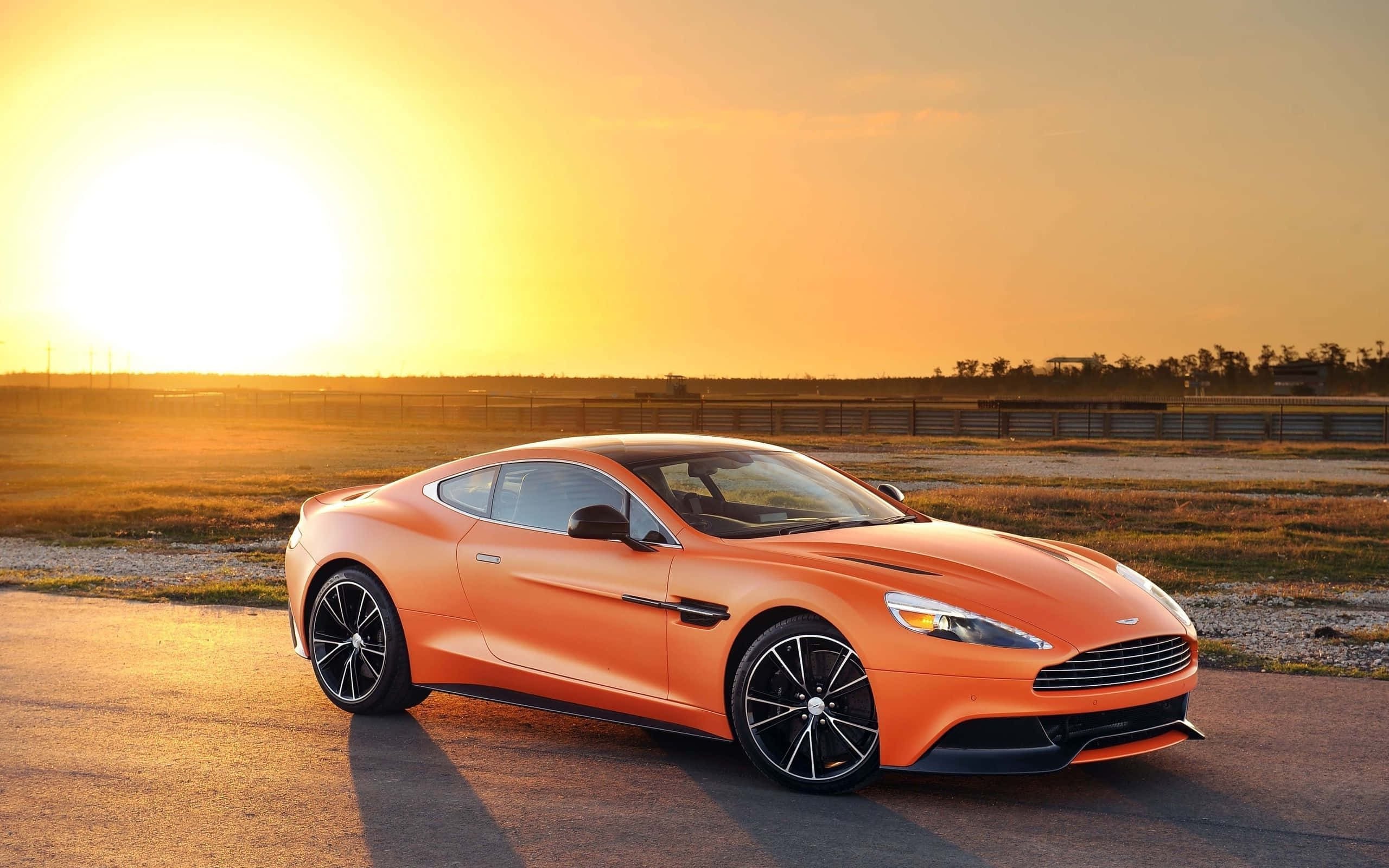 Elegante Aston Martin Vanquish en movimiento Fondos de pantalla