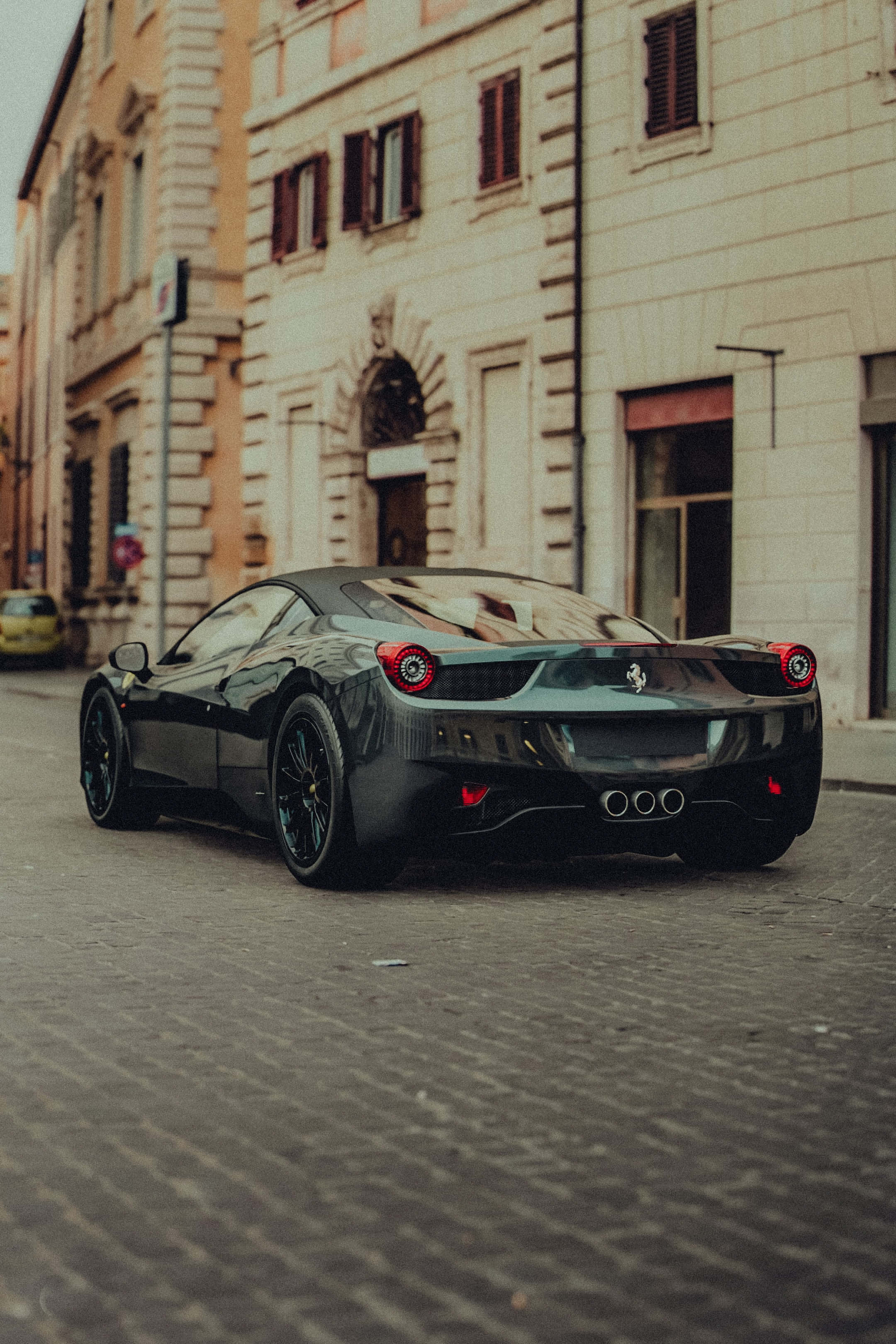 Elegante Ferrari rojo contra un horizonte dramático Fondos de pantalla