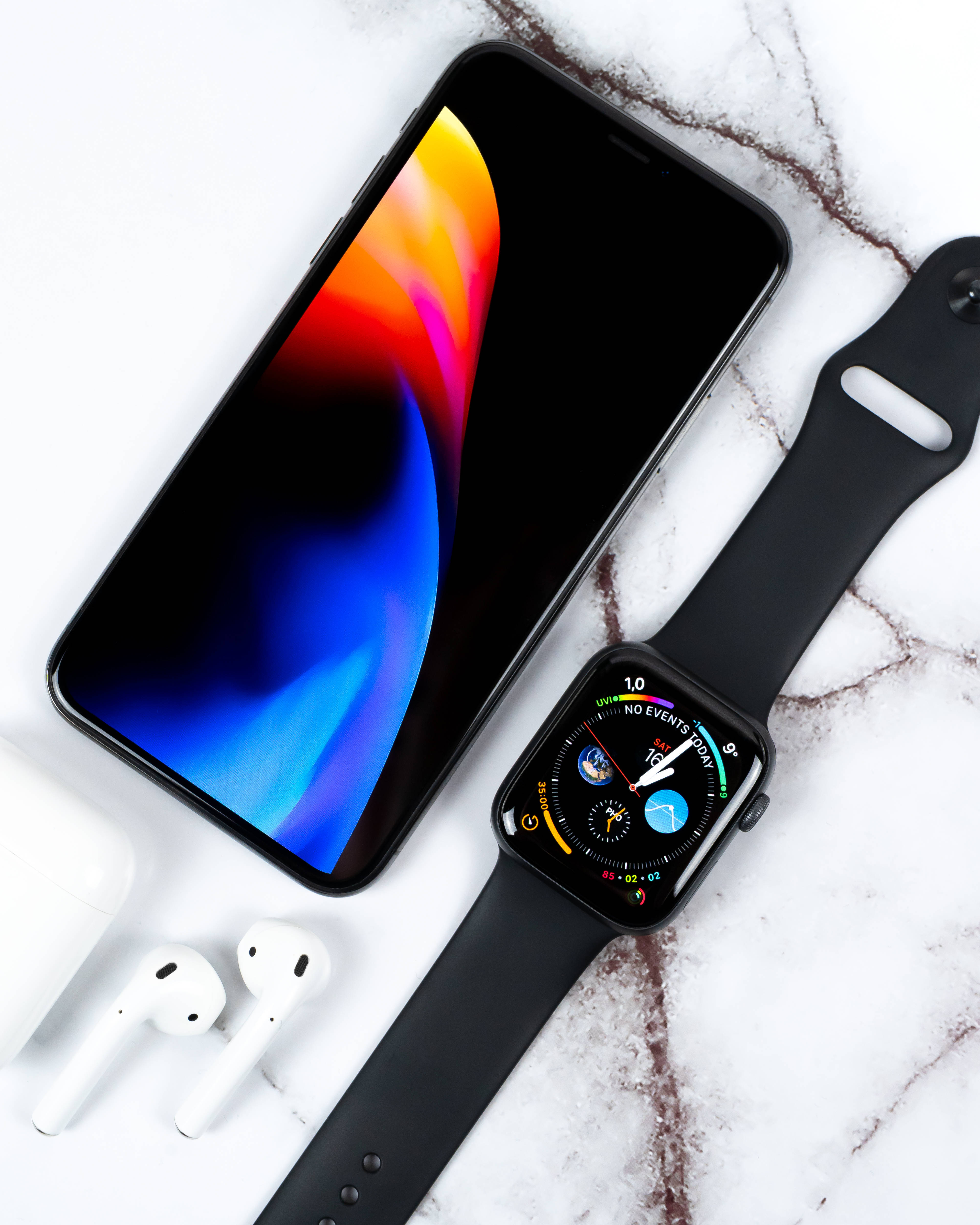 Elegante iPhone Xs sobre una Mesa de Madera Fondos de pantalla