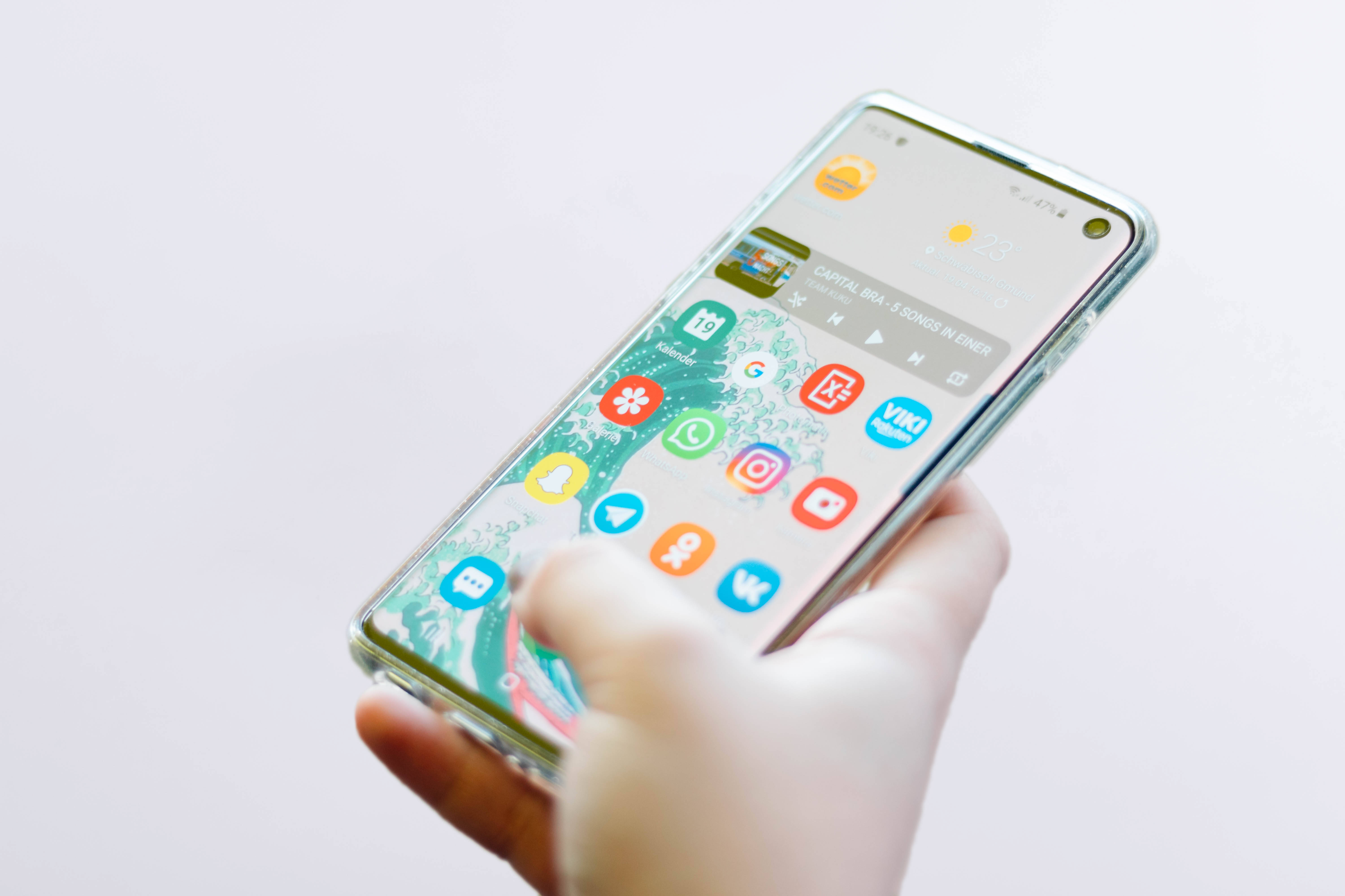 Elegante Samsung Galaxy S10 en un Entorno Iluminado Fondos de pantalla