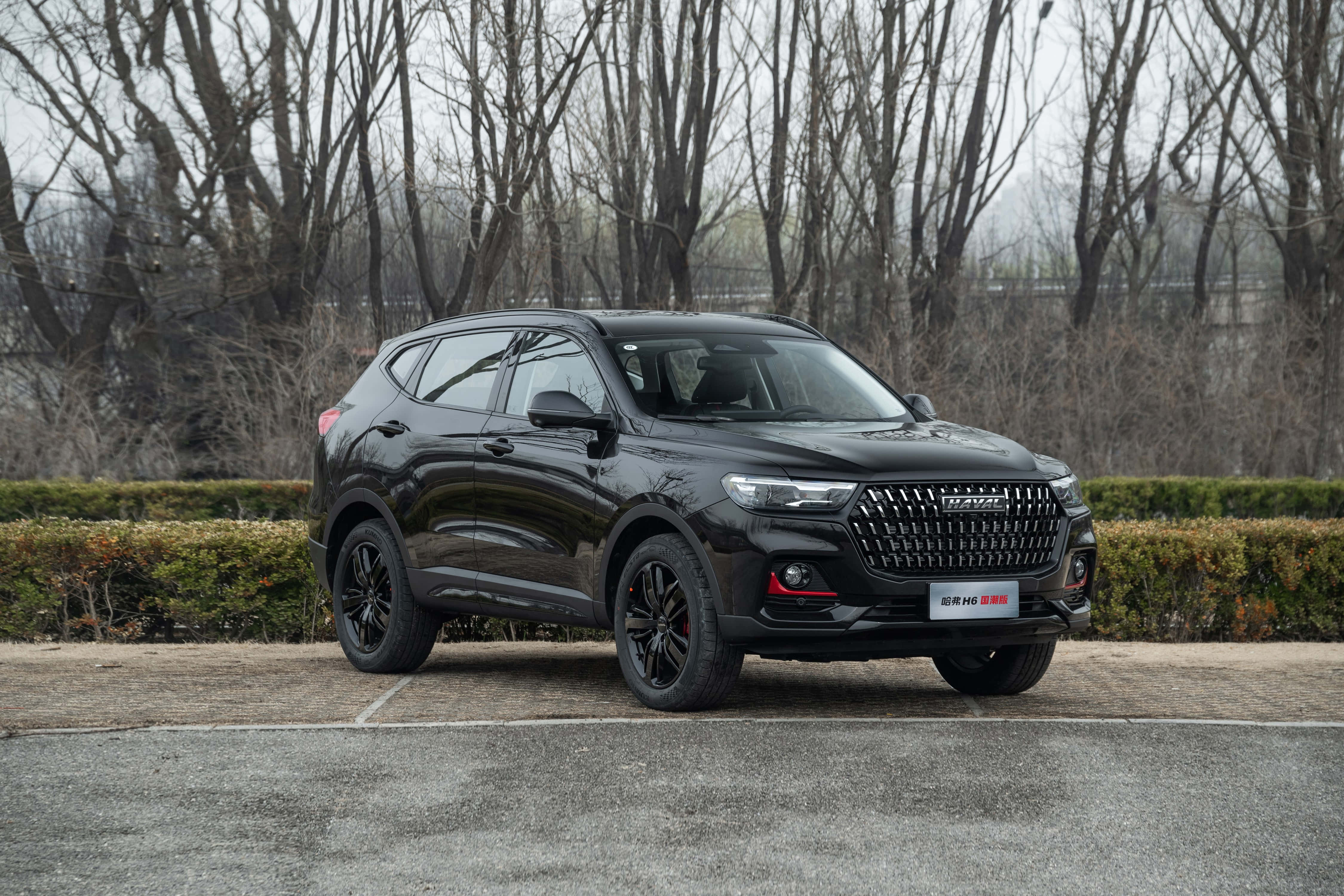 Elegante SUV de Haval Circulando por la Carretera Fondos de pantalla
