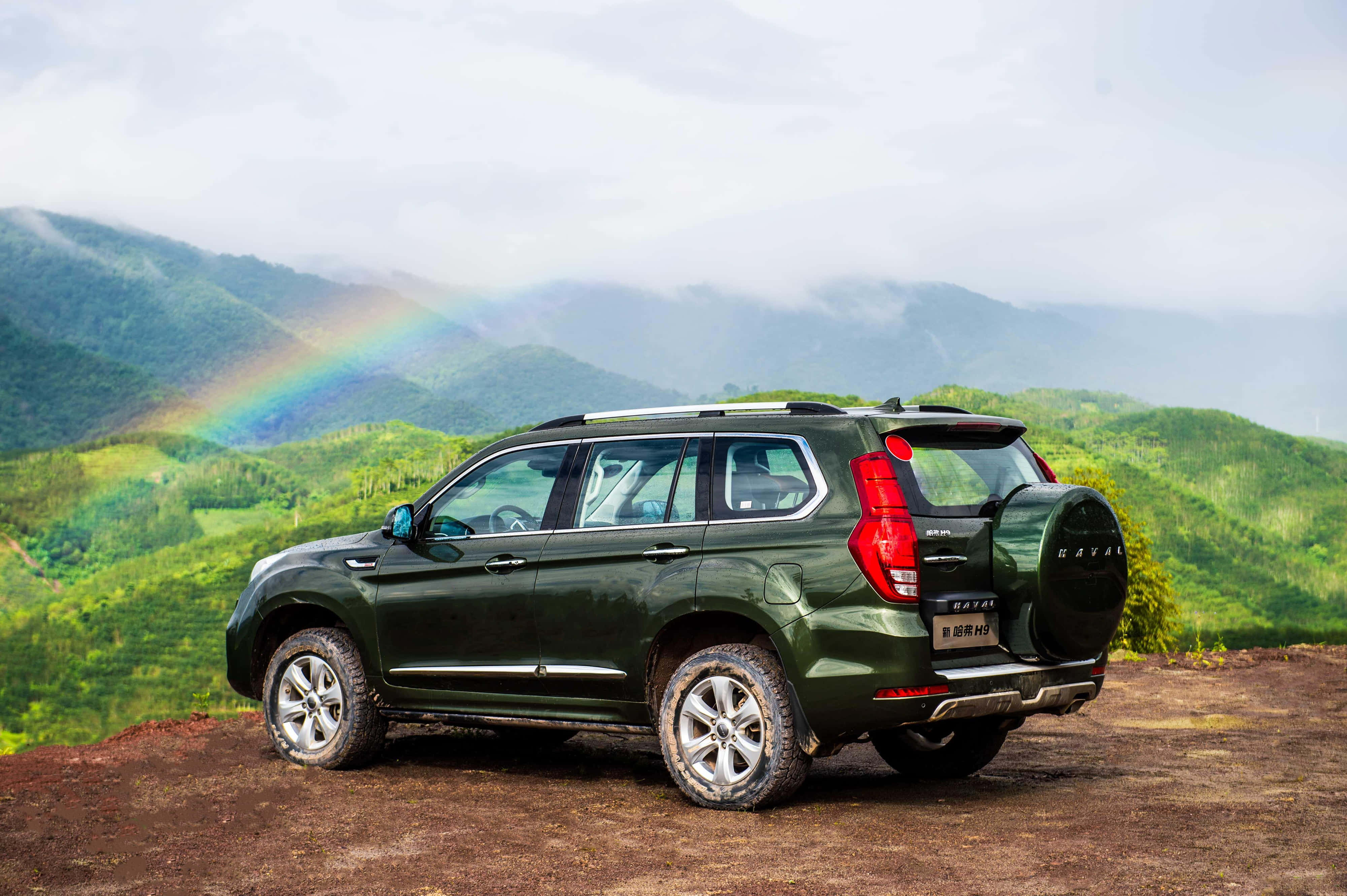 Elegante y potente Haval SUV en la carretera Fondos de pantalla