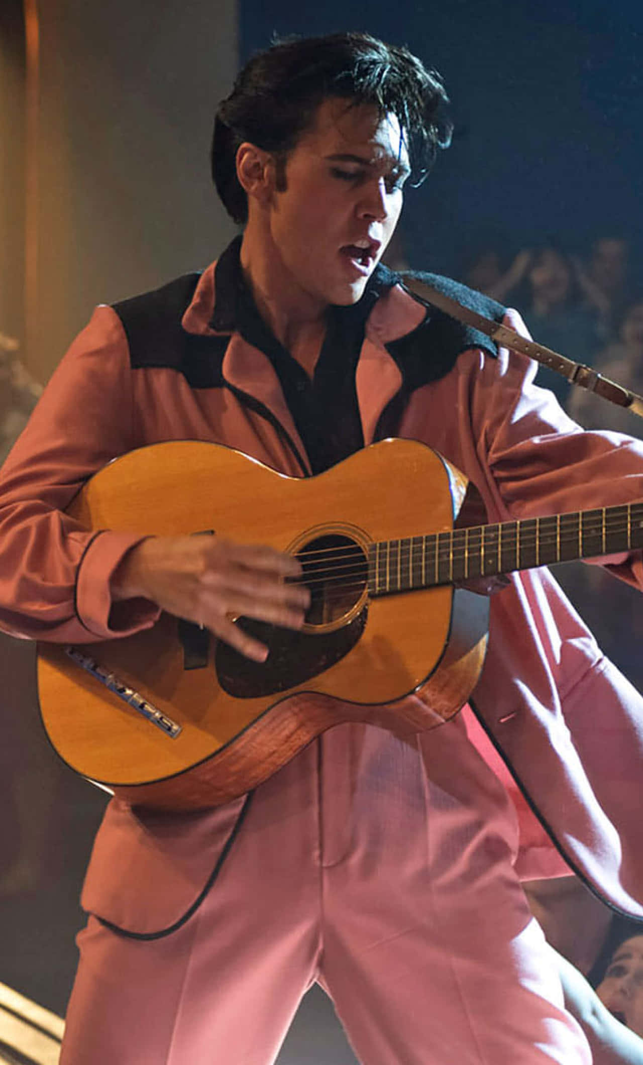 elvis presley con traje rosa tocando la guitarra Fondos de pantalla