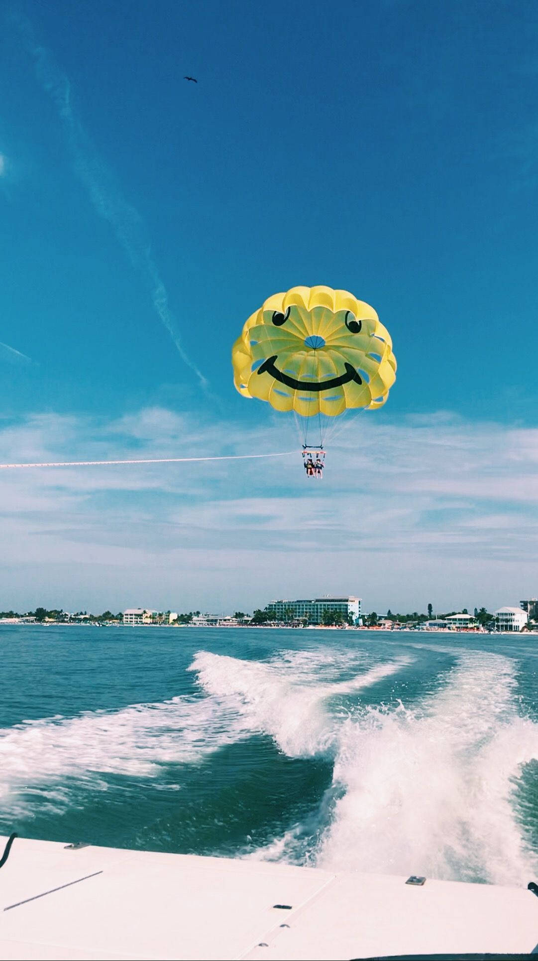 Emocionante Aventura en el Mar - Parapente Tras Lancha Rápida Fondos de pantalla