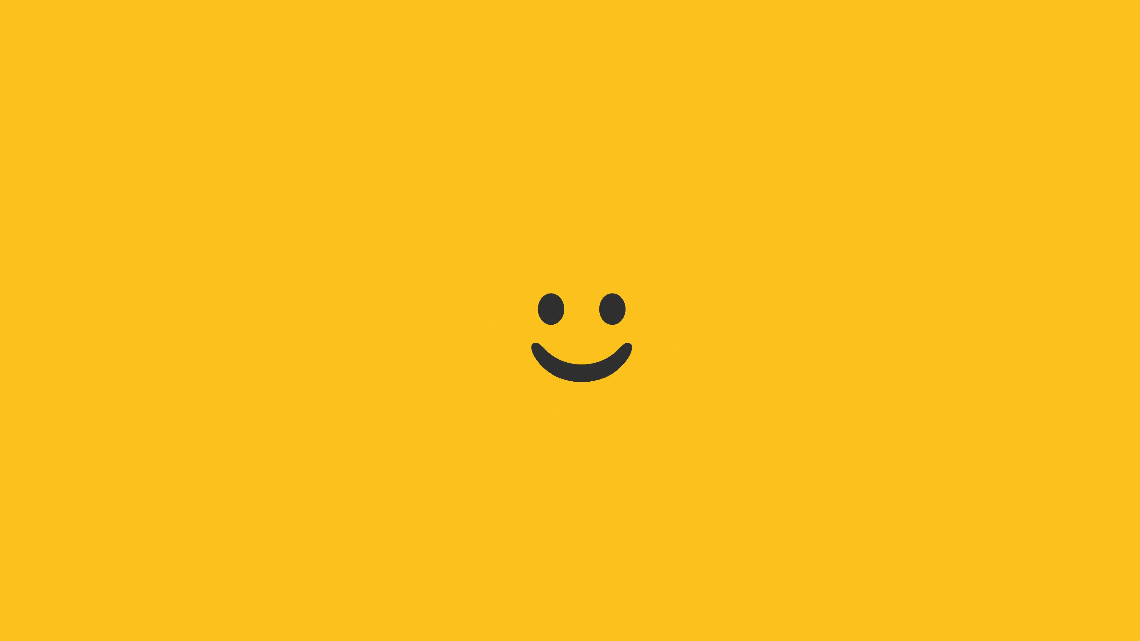 Emoji Sonriente Minimalista en Fondo Mostaza Fondos de pantalla
