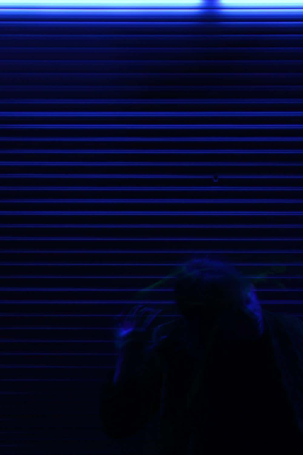 Encuentra la relajación en este fondo de pantalla azul oscuro estético Fondos de pantalla