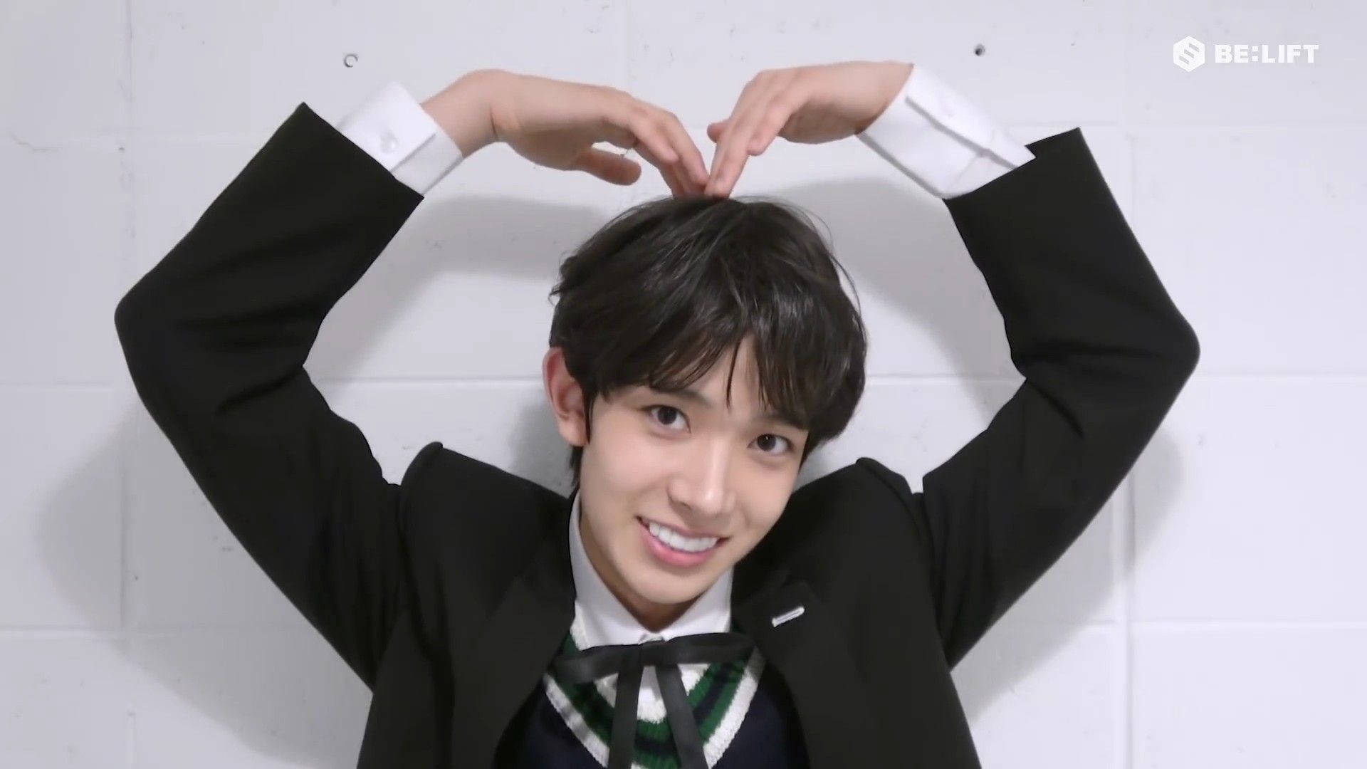 ENHYPEN Heeseung Haciendo un Corazón con los Brazos Fondos de pantalla