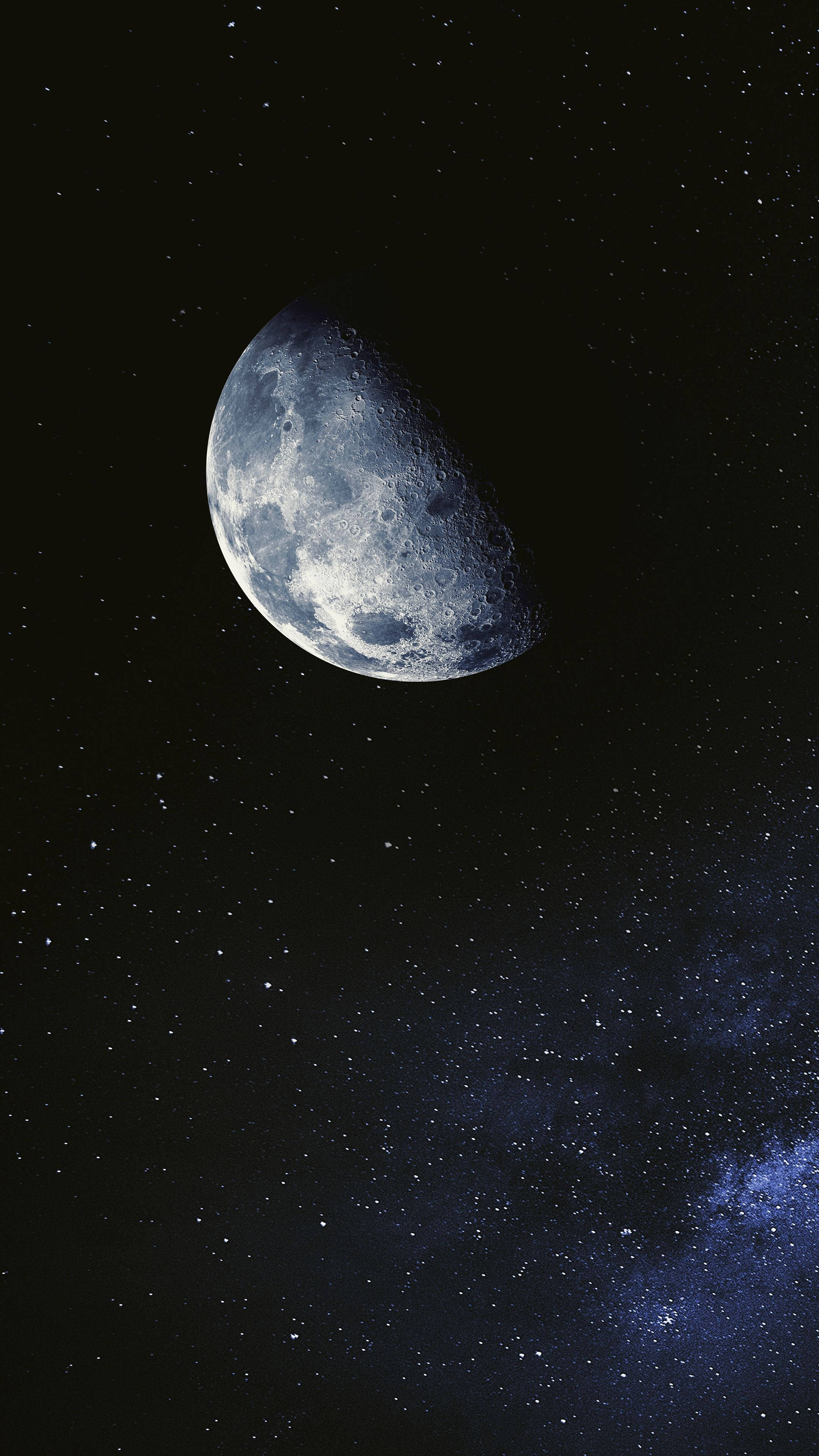 Enigmática Media Luna Brillando en el Cielo Oscuro - Fondo 4K Ultra HD para Teléfonos Fondos de pantalla