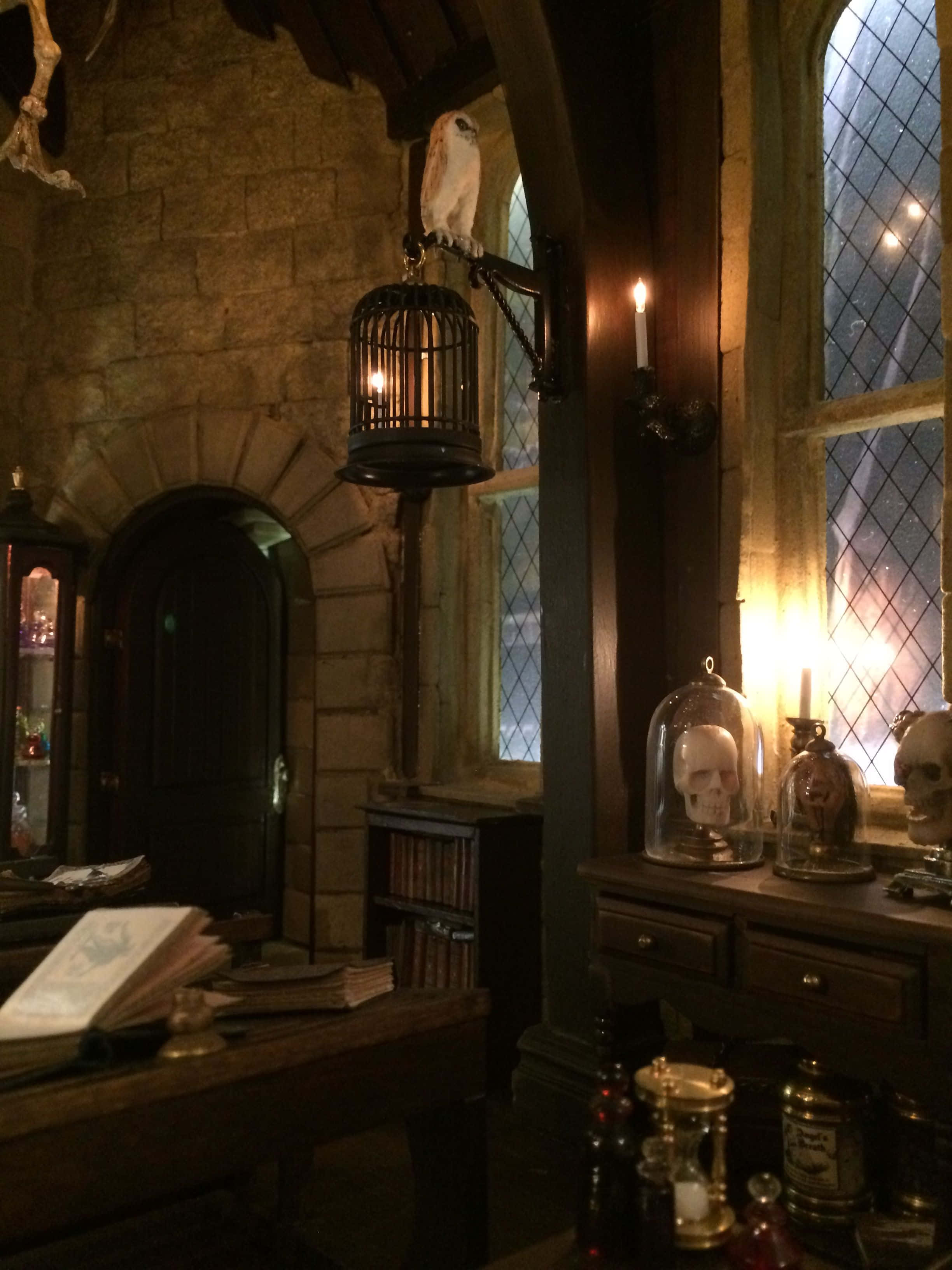 Entra al Salón de Artes Oscuras de Hogwarts y desbloquea los secretos de las artes oscuras. Fondos de pantalla