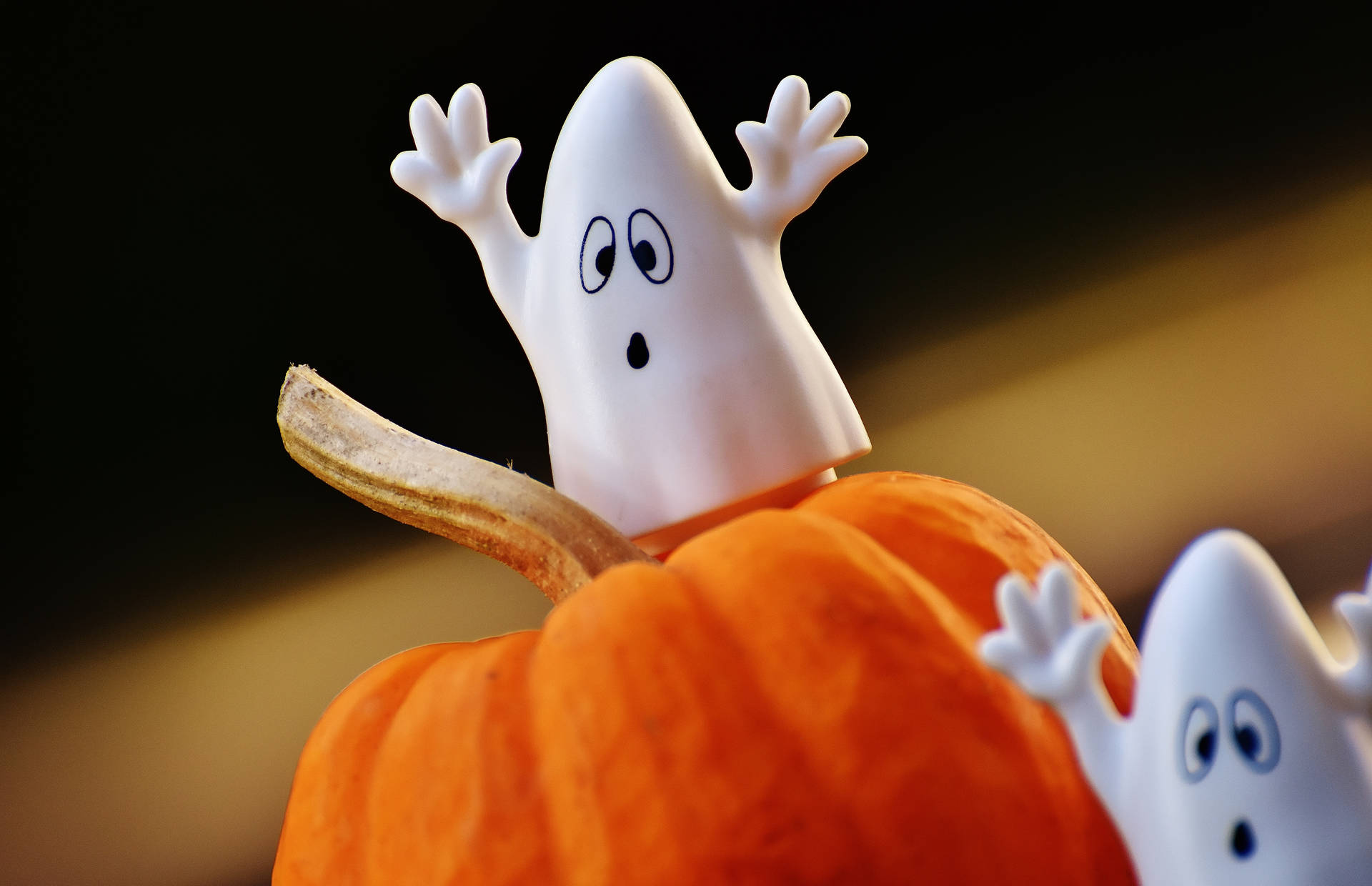 Fondo de pantalla de figuras fantasmales de manta de Halloween.