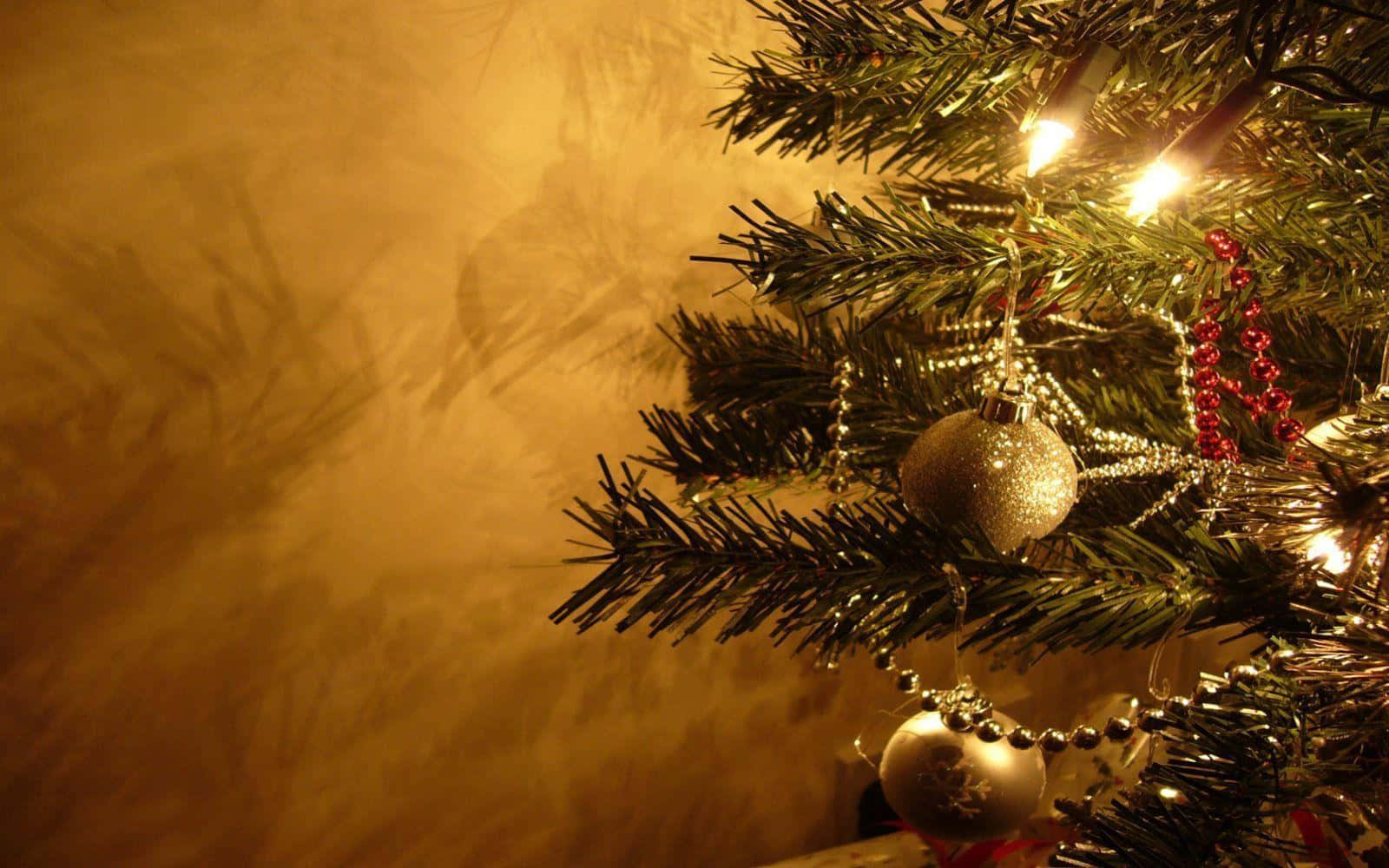 Entra en el espíritu navideño con este fondo de escritorio festivo Fondos de pantalla