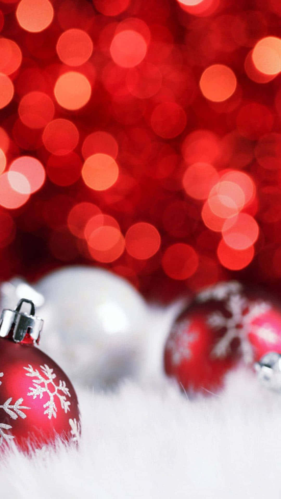 Entra en el espíritu navideño con este hermoso fondo rojo de Navidad. Fondos de pantalla