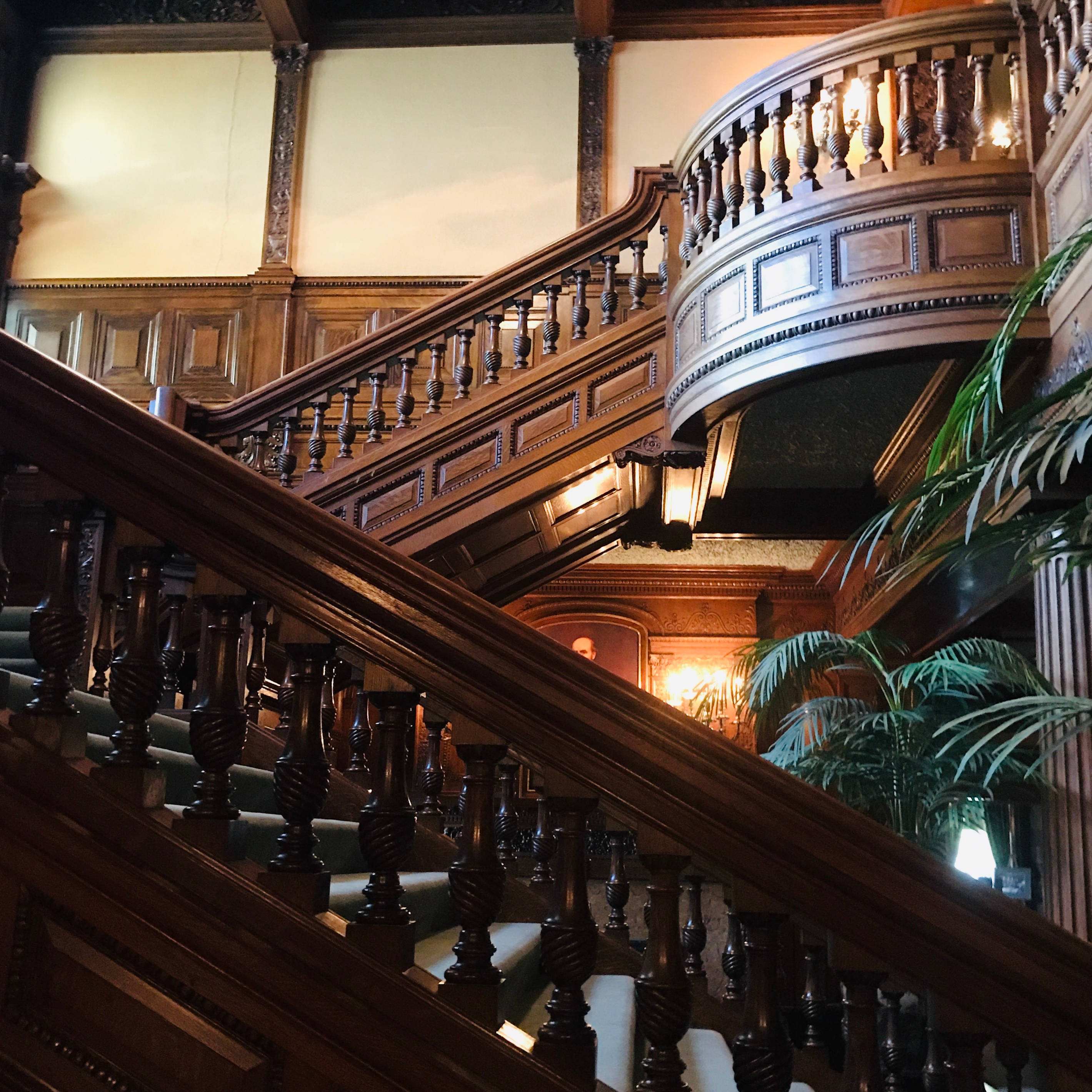 Escalera majestuosa de la Casa James J. Hill en Minneapolis Fondos de pantalla