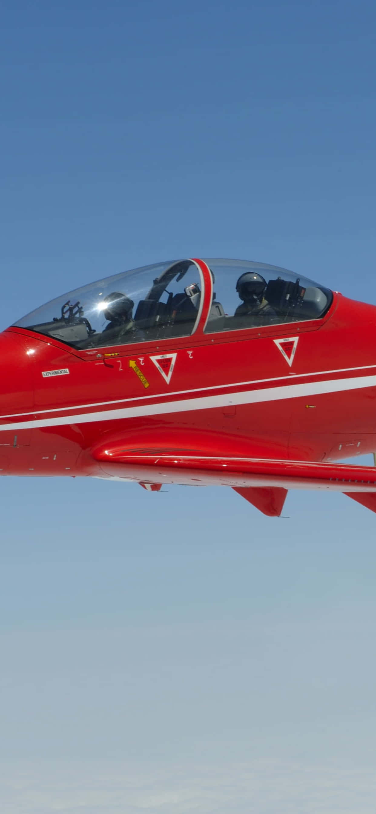 Escena natural impactante de una avioneta sobrevolando un cielo extenso Fondos de pantalla