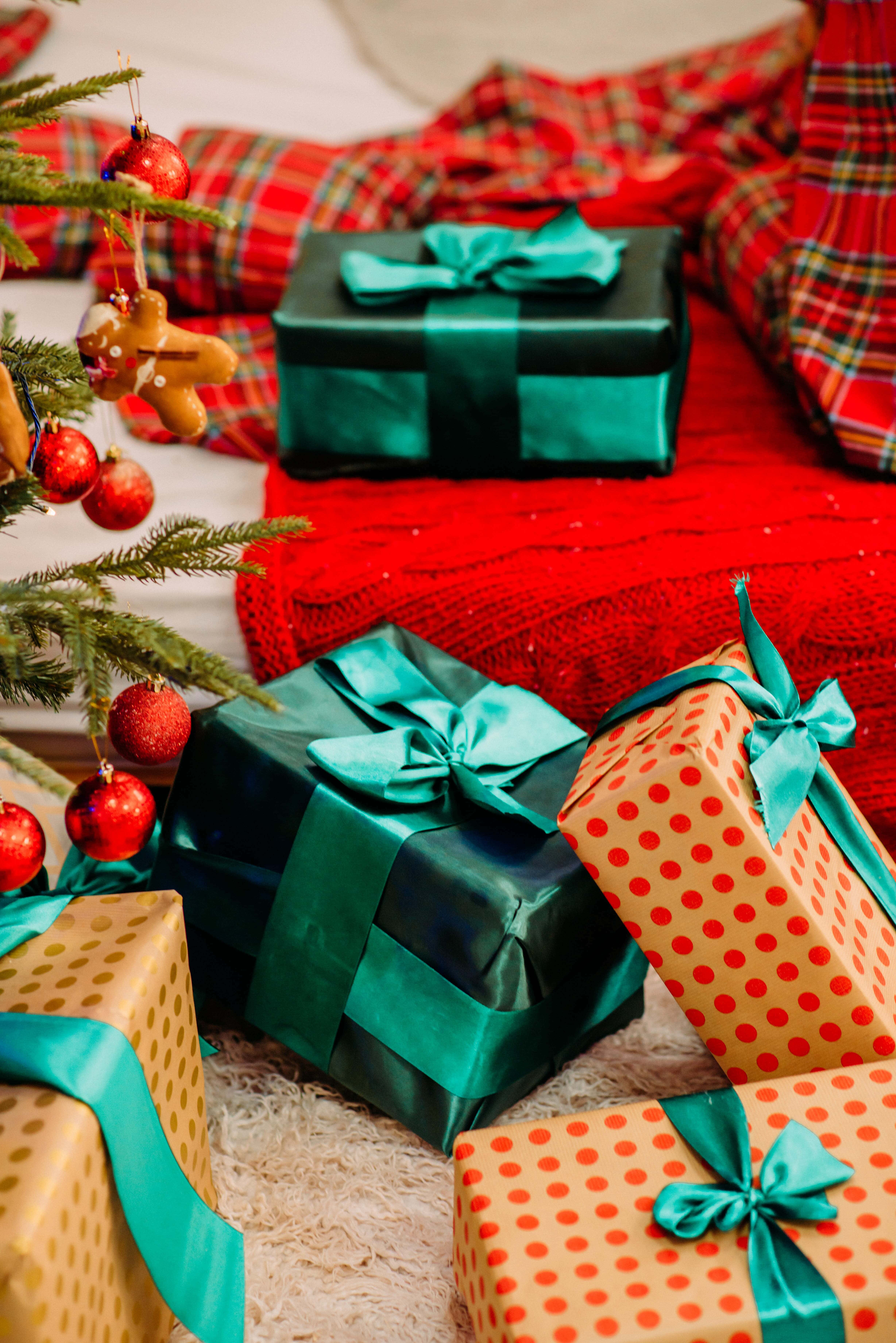 Escena Navideña con Emocionantes Regalos de Fondo Fondos de pantalla