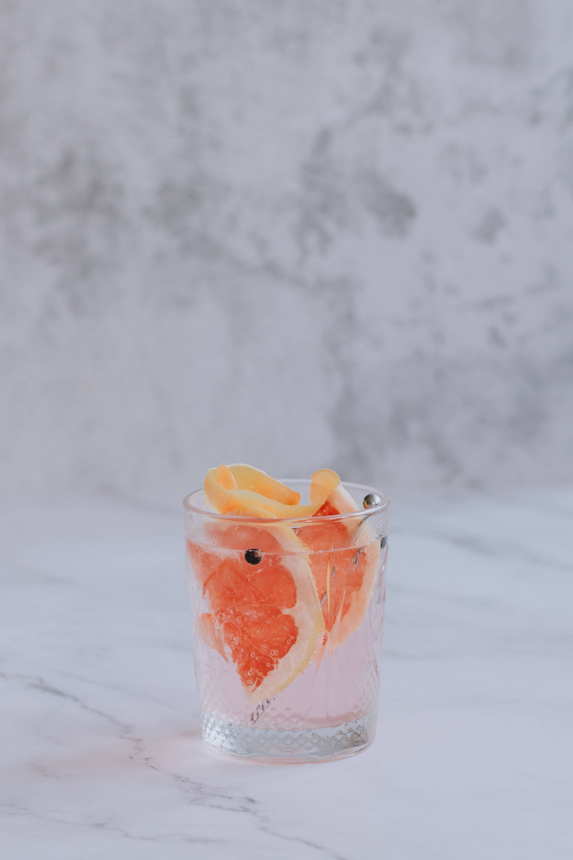 Escena veraniega con cóctel de frutas infusionado con ginebra Fondos de pantalla