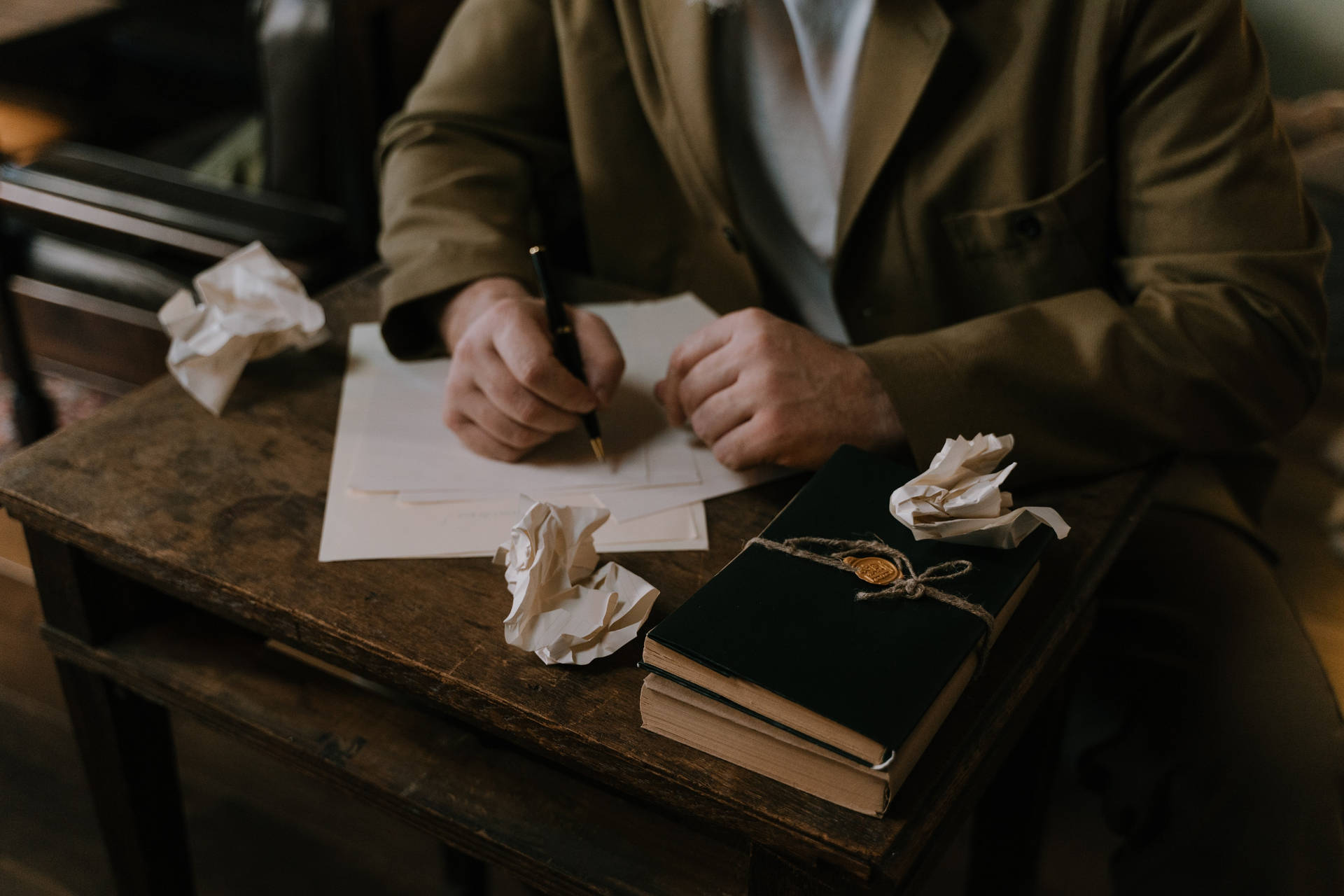 Escribiendo una Carta Dark Academia Escritorio