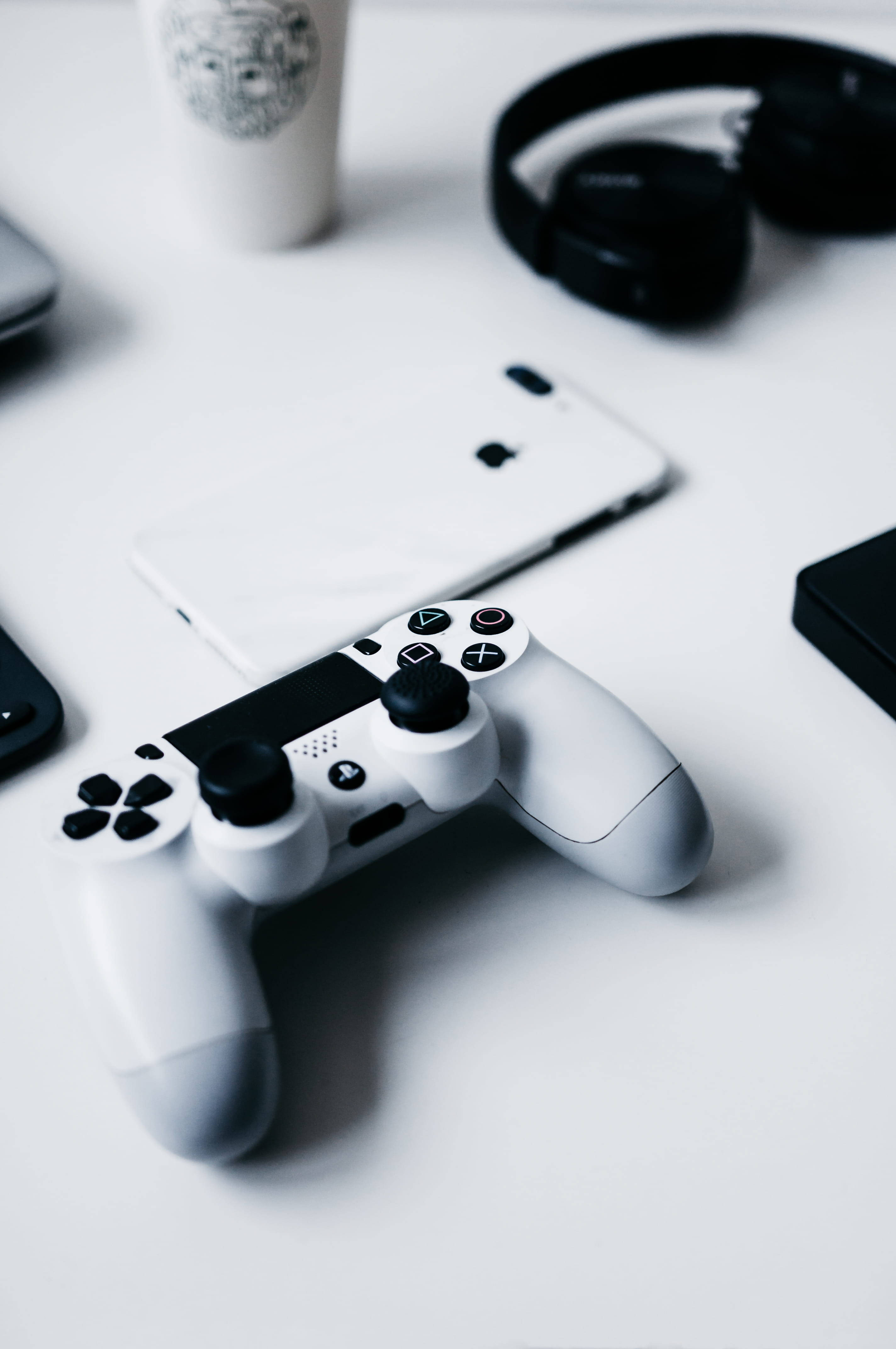 Escritorio con iPhone y Control de PlayStation Fondos de pantalla