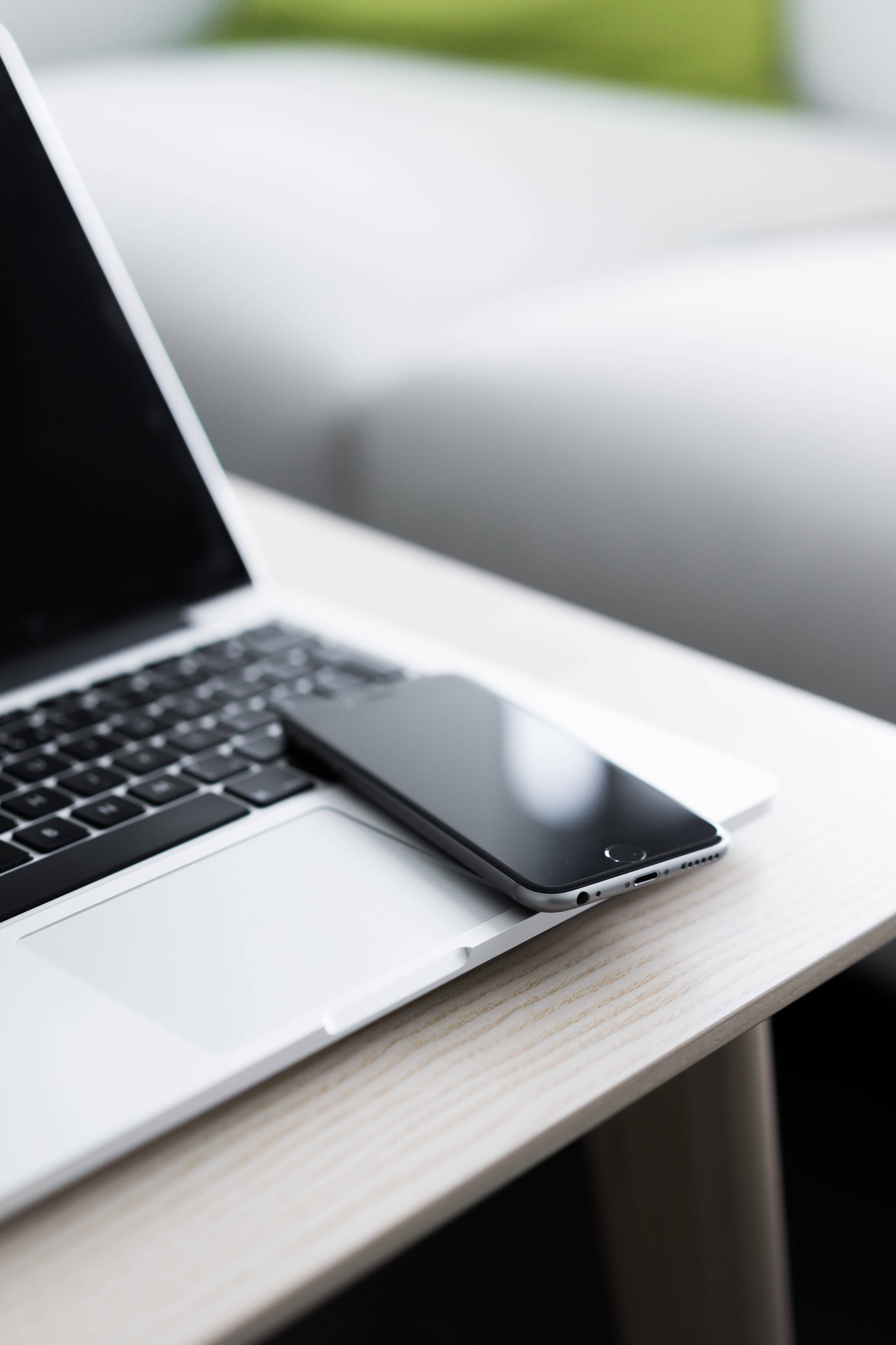 Escritorio con iPhone y MacBook Fondos de pantalla