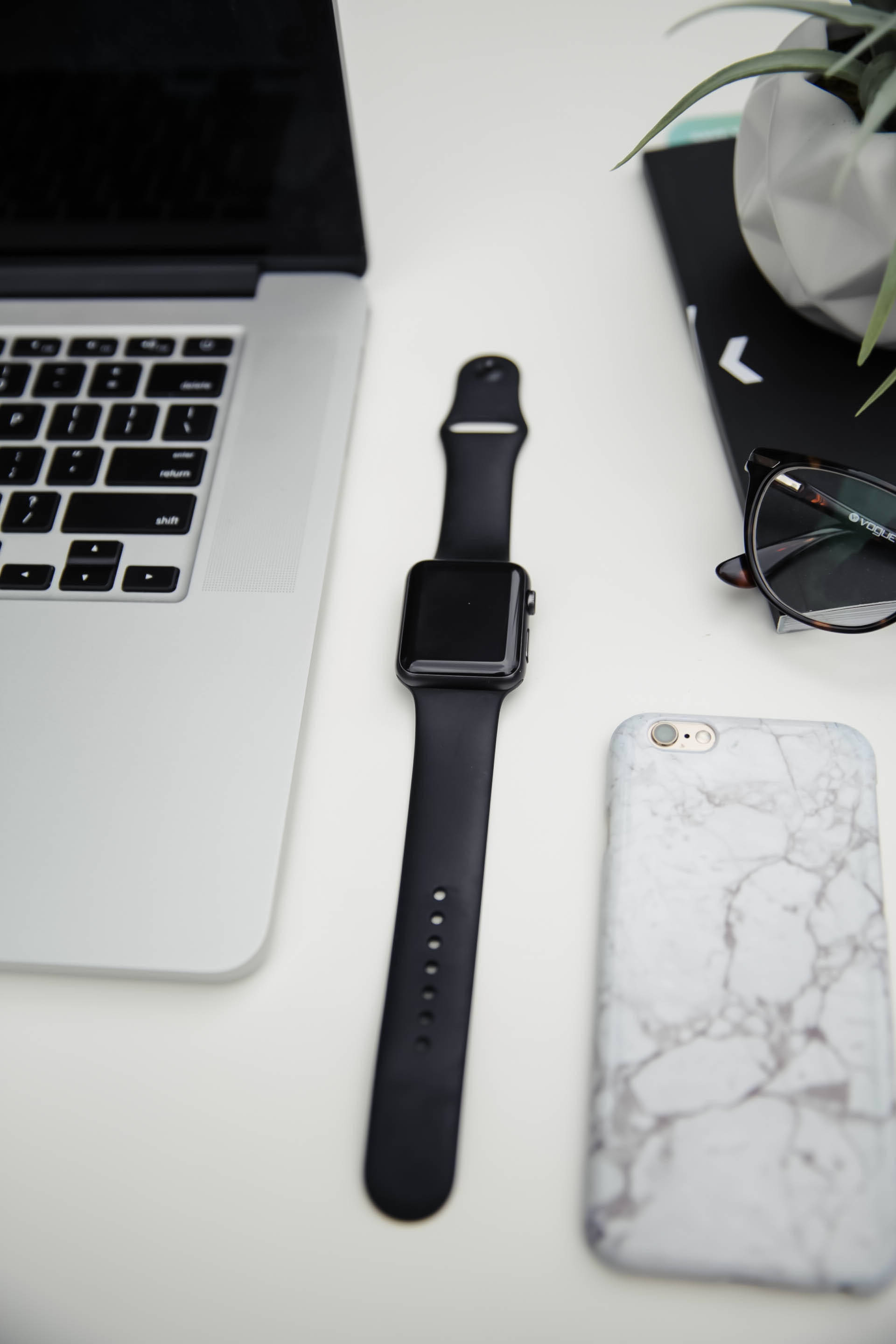 Escritorio con iPhone y Reloj Inteligente Fondos de pantalla