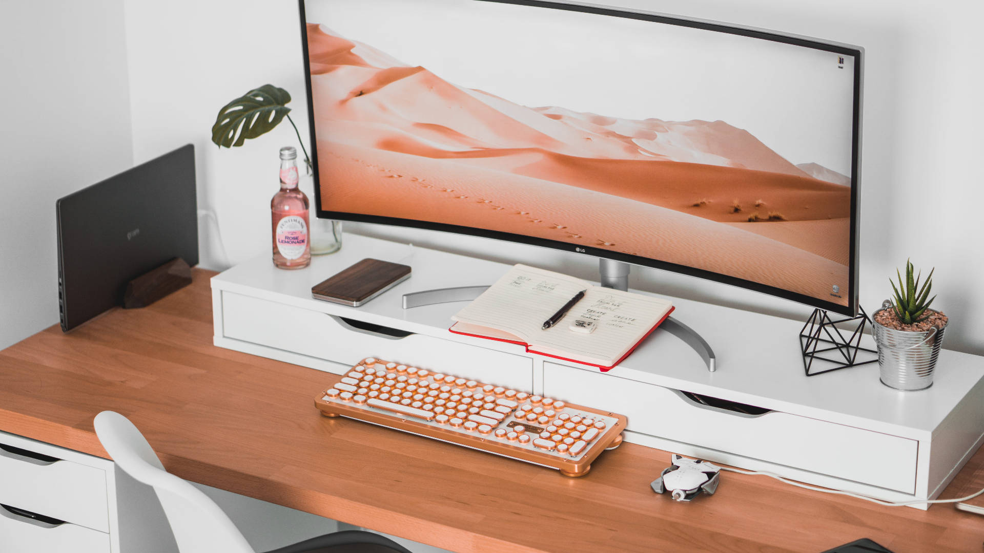 Escritorio de computadora en estética nude en Full HD Fondos de pantalla