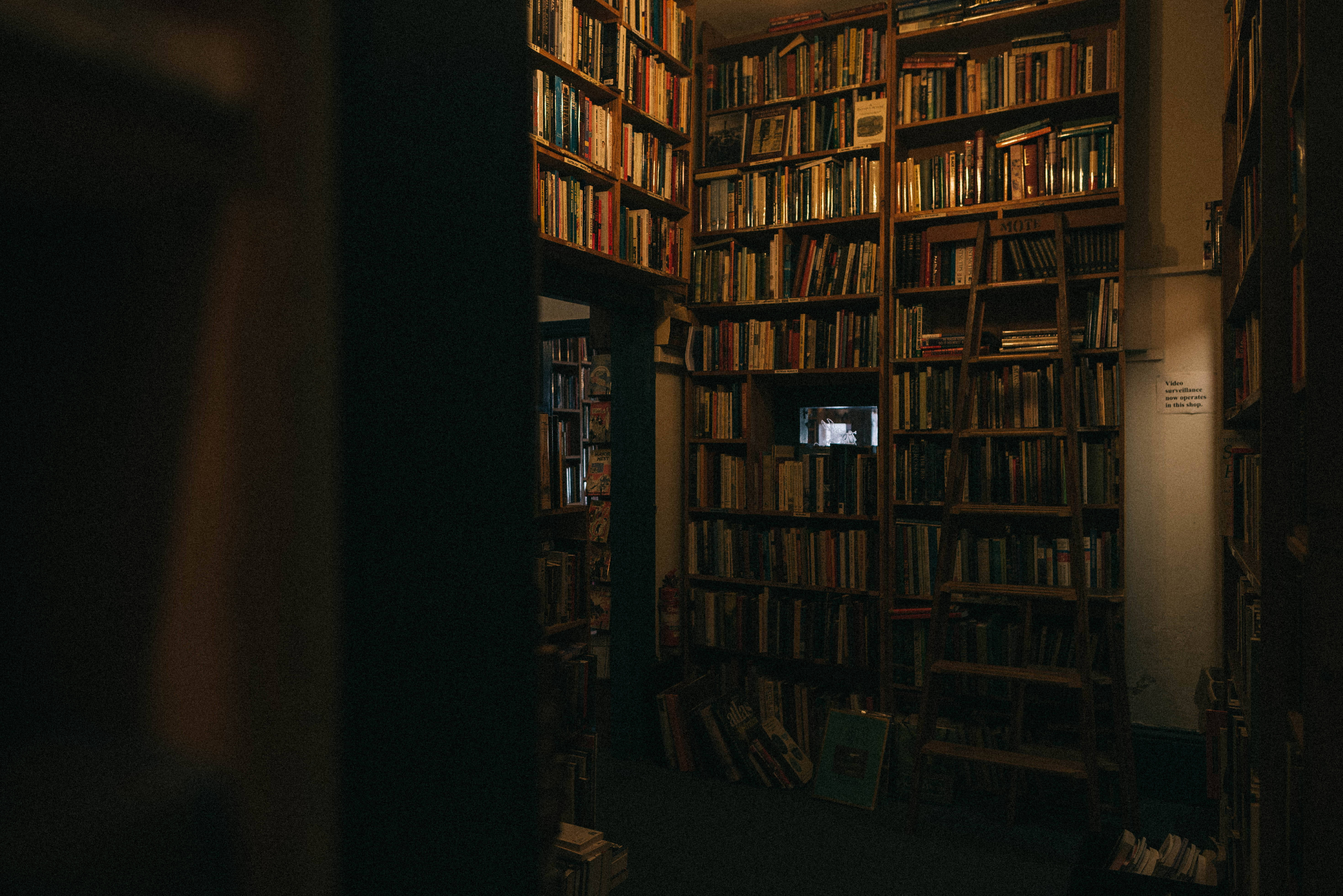 Escritorio de libros con estética de biblioteca oscura Fondos de pantalla