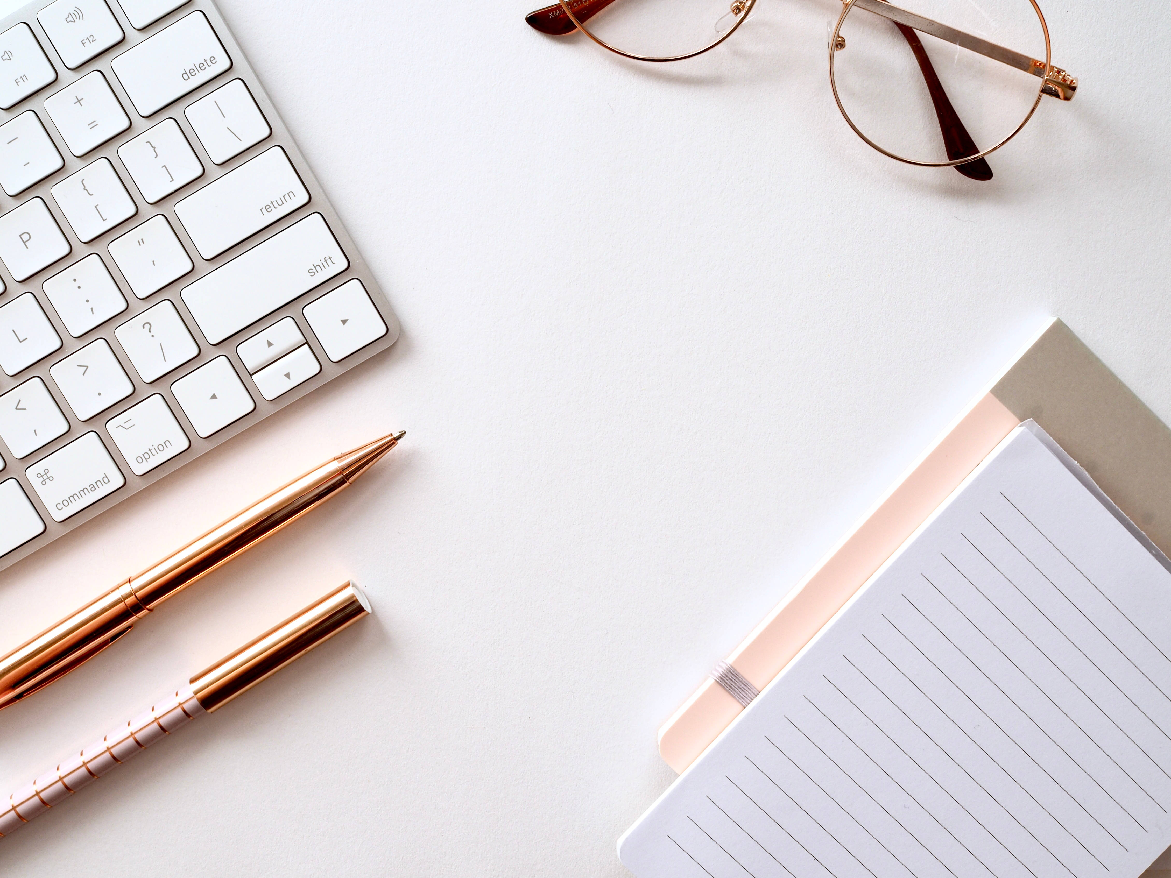 Escritorio limpio blanco 4K con accesorios rosa dorado Fondos de pantalla