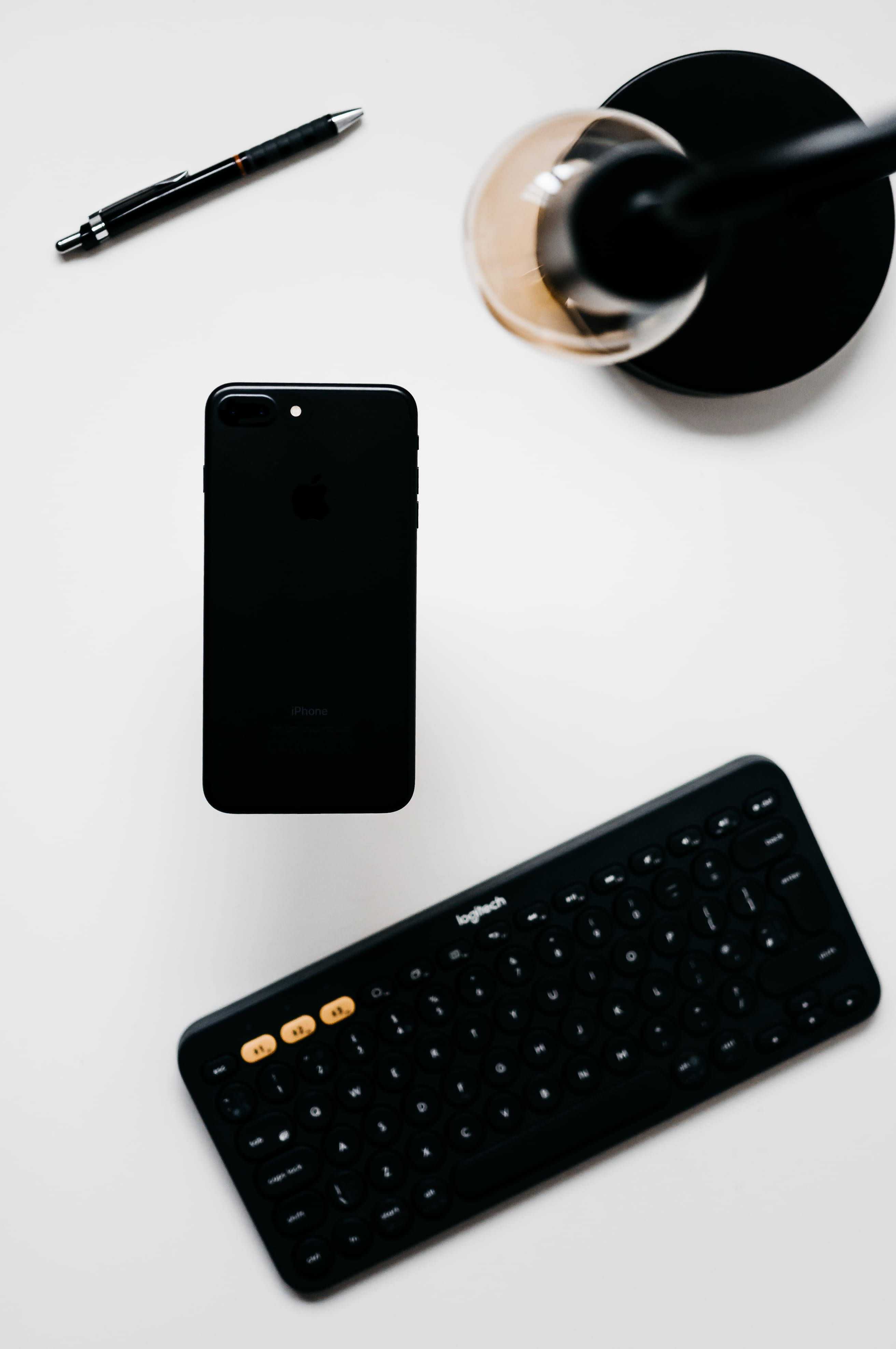 Escritorio Minimalista con iPhone y Teclado Negro Fondos de pantalla